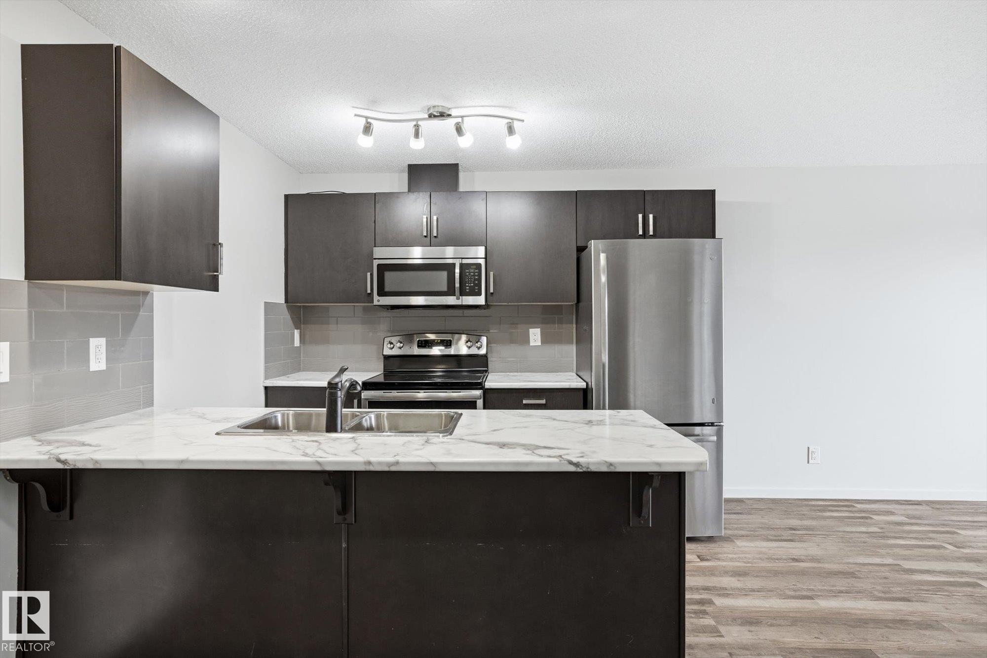 #424 5515 7 Av Sw, Edmonton, AB - Indoor Photo Showing Kitchen With Stainless Steel Kitchen With Double Sink With Upgraded Kitchen