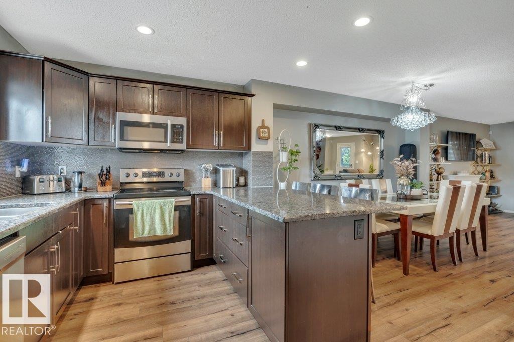 723 Secord Boulevard Nw, Edmonton, AB - Indoor Photo Showing Kitchen With Upgraded Kitchen
