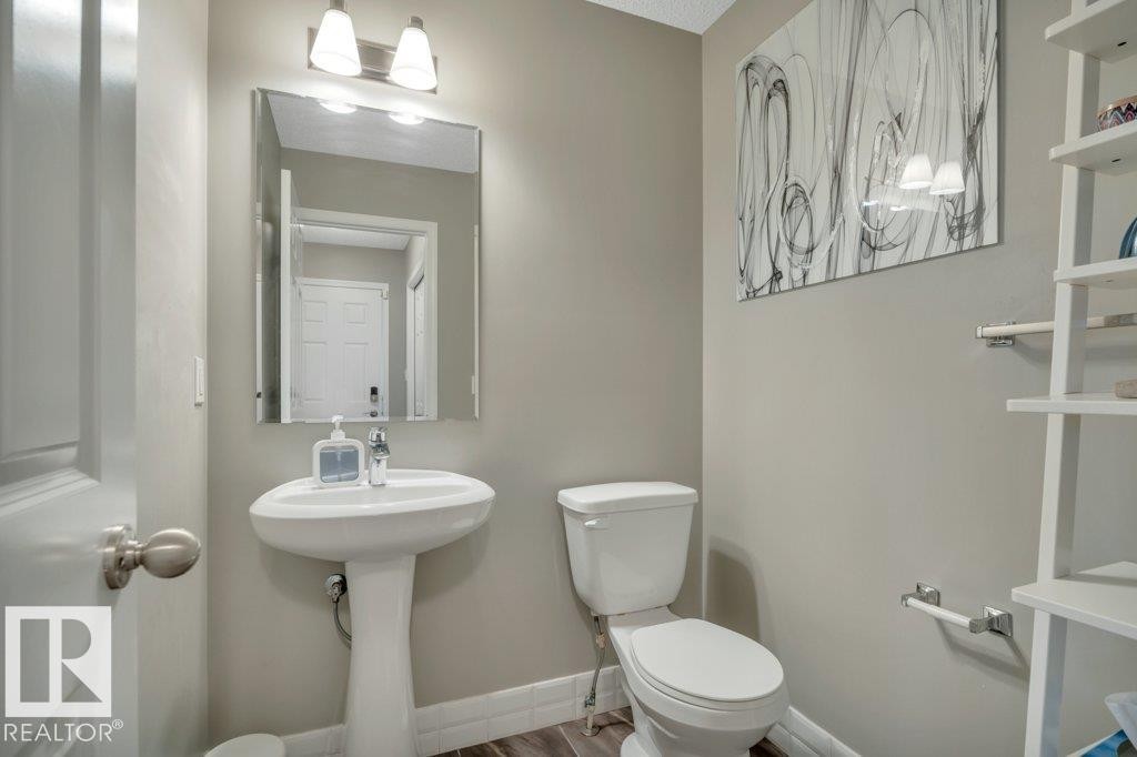 723 Secord Boulevard Nw, Edmonton, AB - Indoor Photo Showing Bathroom