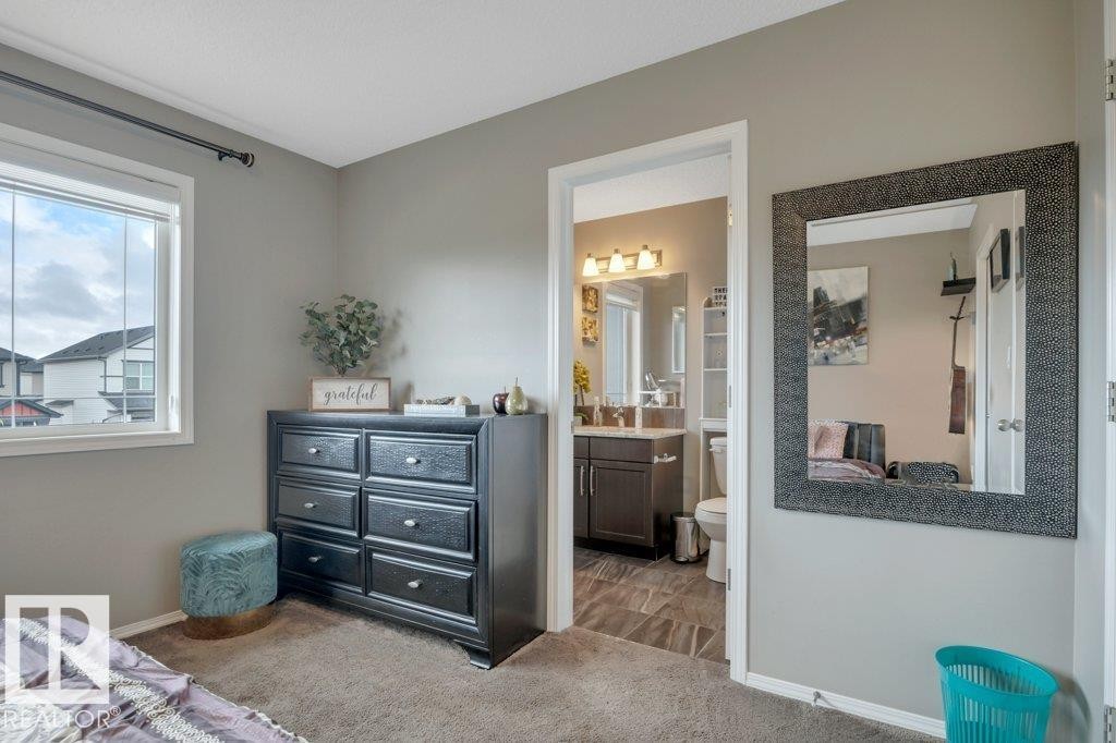 723 Secord Boulevard Nw, Edmonton, AB - Indoor Photo Showing Bedroom