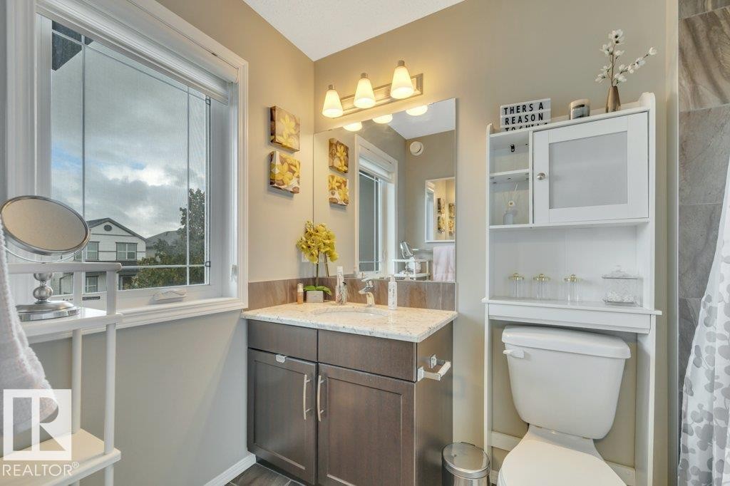 723 Secord Boulevard Nw, Edmonton, AB - Indoor Photo Showing Bathroom