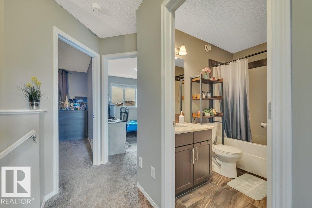 723 Secord Boulevard Nw, Edmonton, AB - Indoor Photo Showing Bathroom