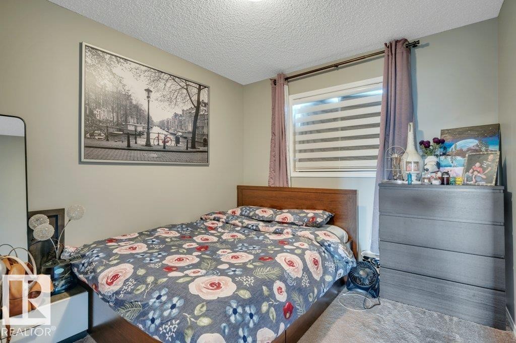 723 Secord Boulevard Nw, Edmonton, AB - Indoor Photo Showing Bedroom