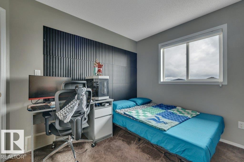 723 Secord Boulevard Nw, Edmonton, AB - Indoor Photo Showing Bedroom