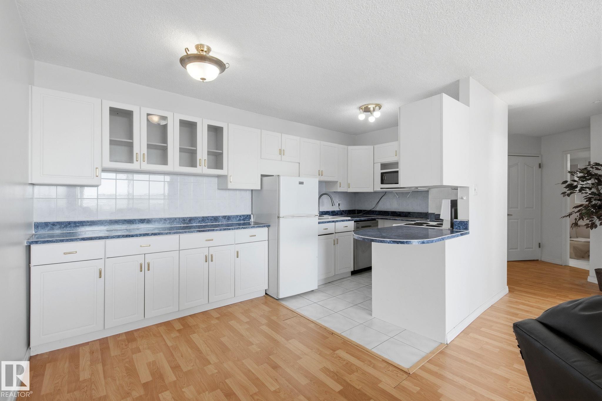 #1413 13910 Stony Plain Rd Nw, Edmonton, AB - Indoor Photo Showing Kitchen