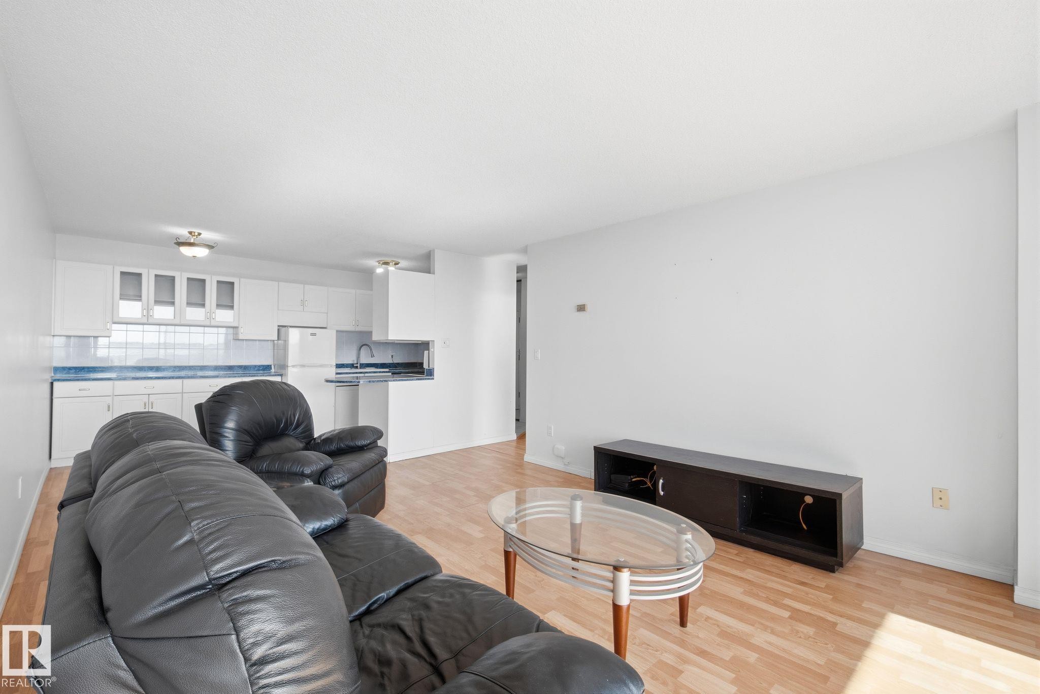 #1413 13910 Stony Plain Rd Nw, Edmonton, AB - Indoor Photo Showing Living Room