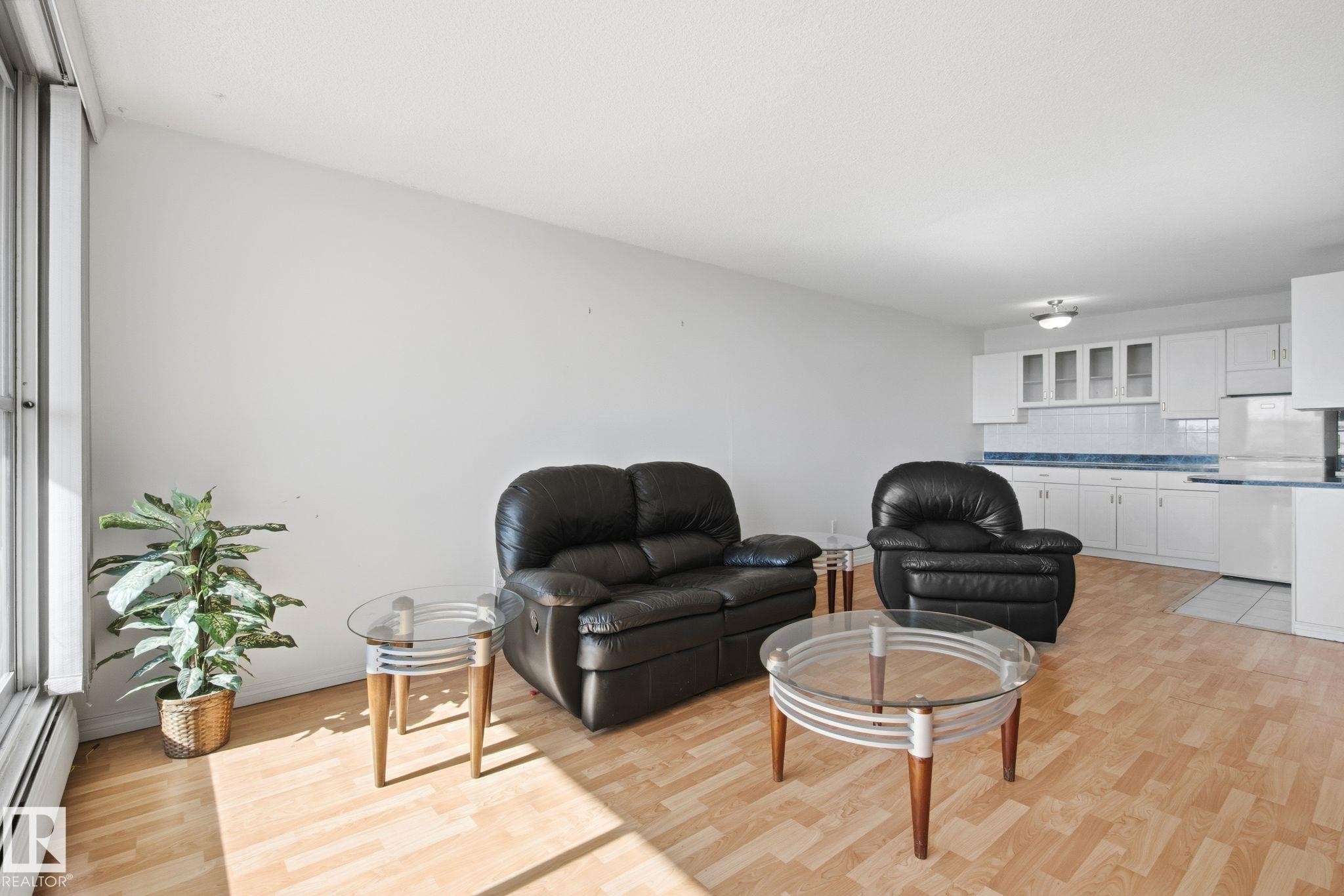 #1413 13910 Stony Plain Rd Nw, Edmonton, AB - Indoor Photo Showing Living Room
