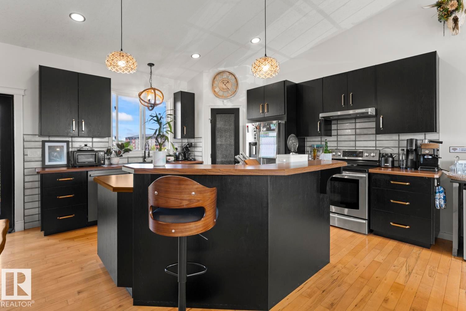 4804 64 Avenue, Cold Lake, AB - Indoor Photo Showing Kitchen With Upgraded Kitchen