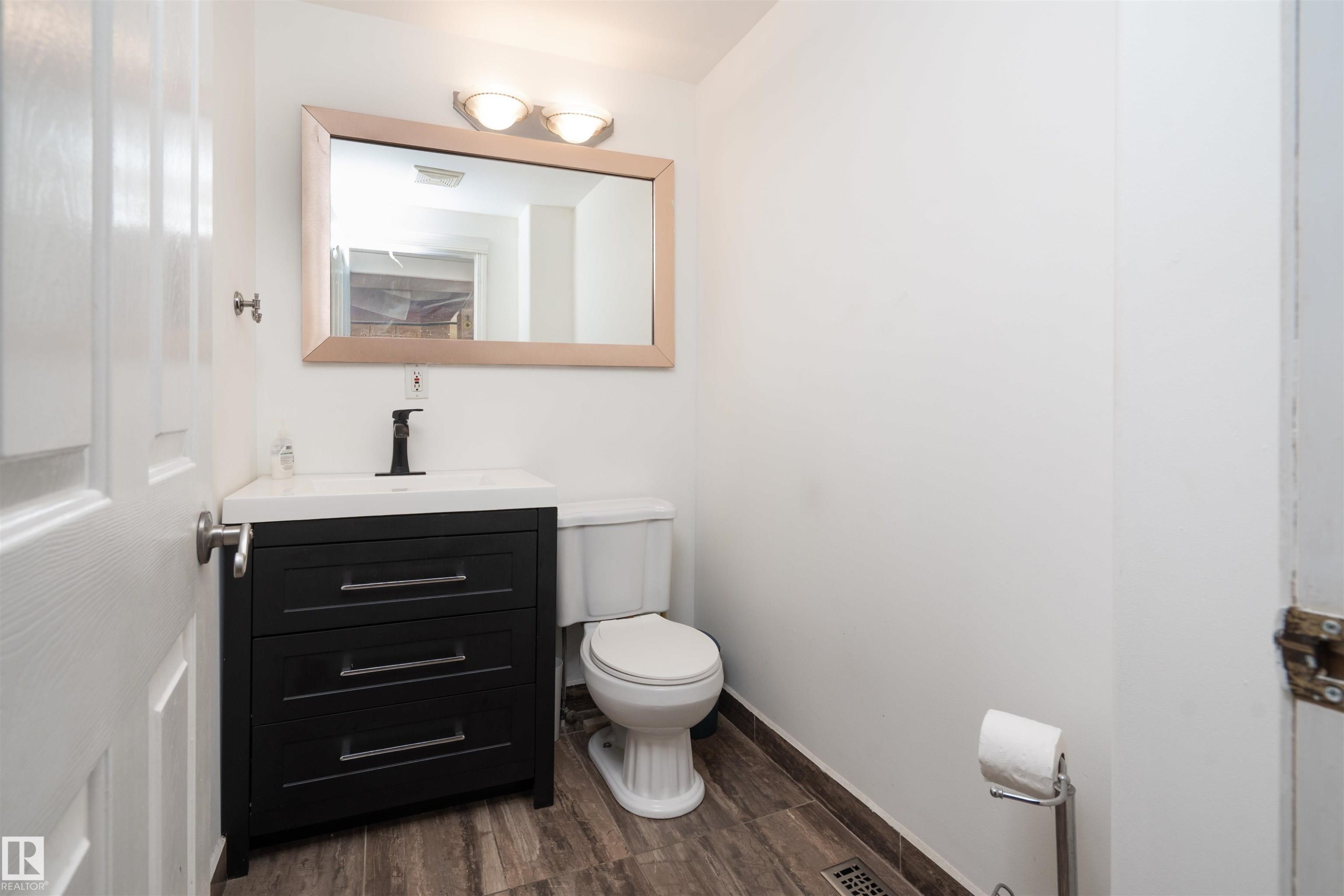 11918 42 Street Nw, Edmonton, AB - Indoor Photo Showing Bathroom