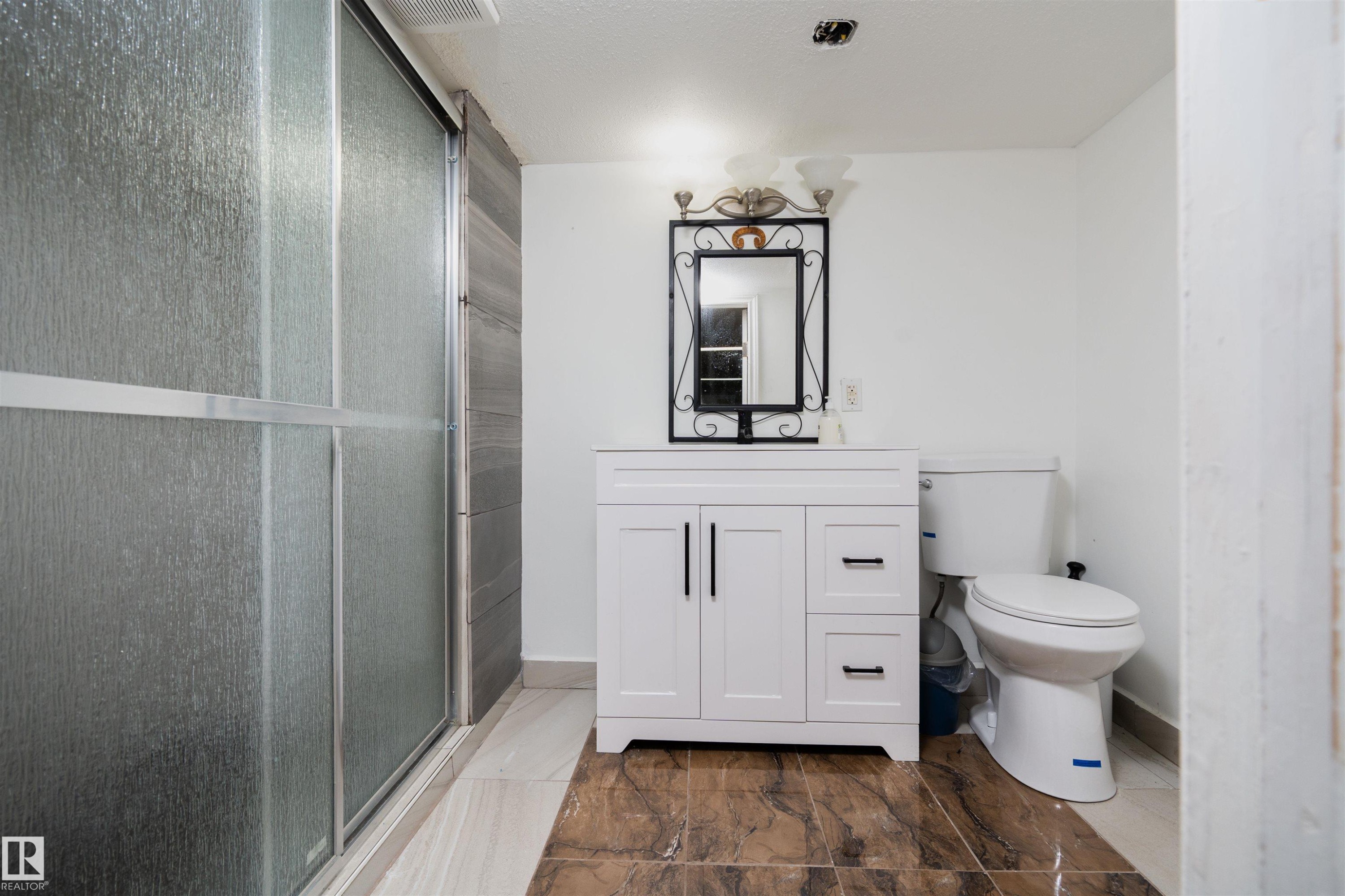 11918 42 Street Nw, Edmonton, AB - Indoor Photo Showing Bathroom