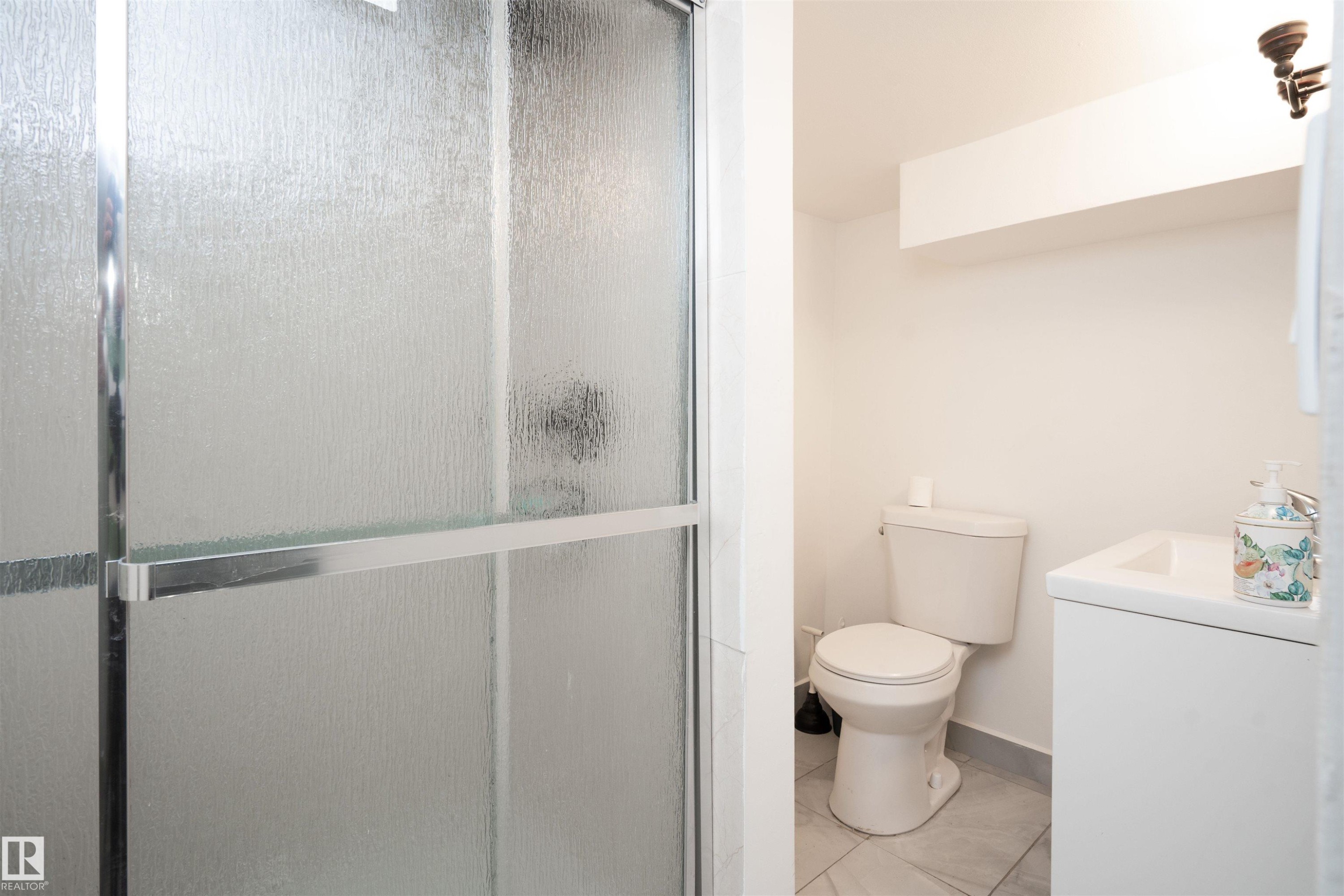 11918 42 Street Nw, Edmonton, AB - Indoor Photo Showing Bathroom