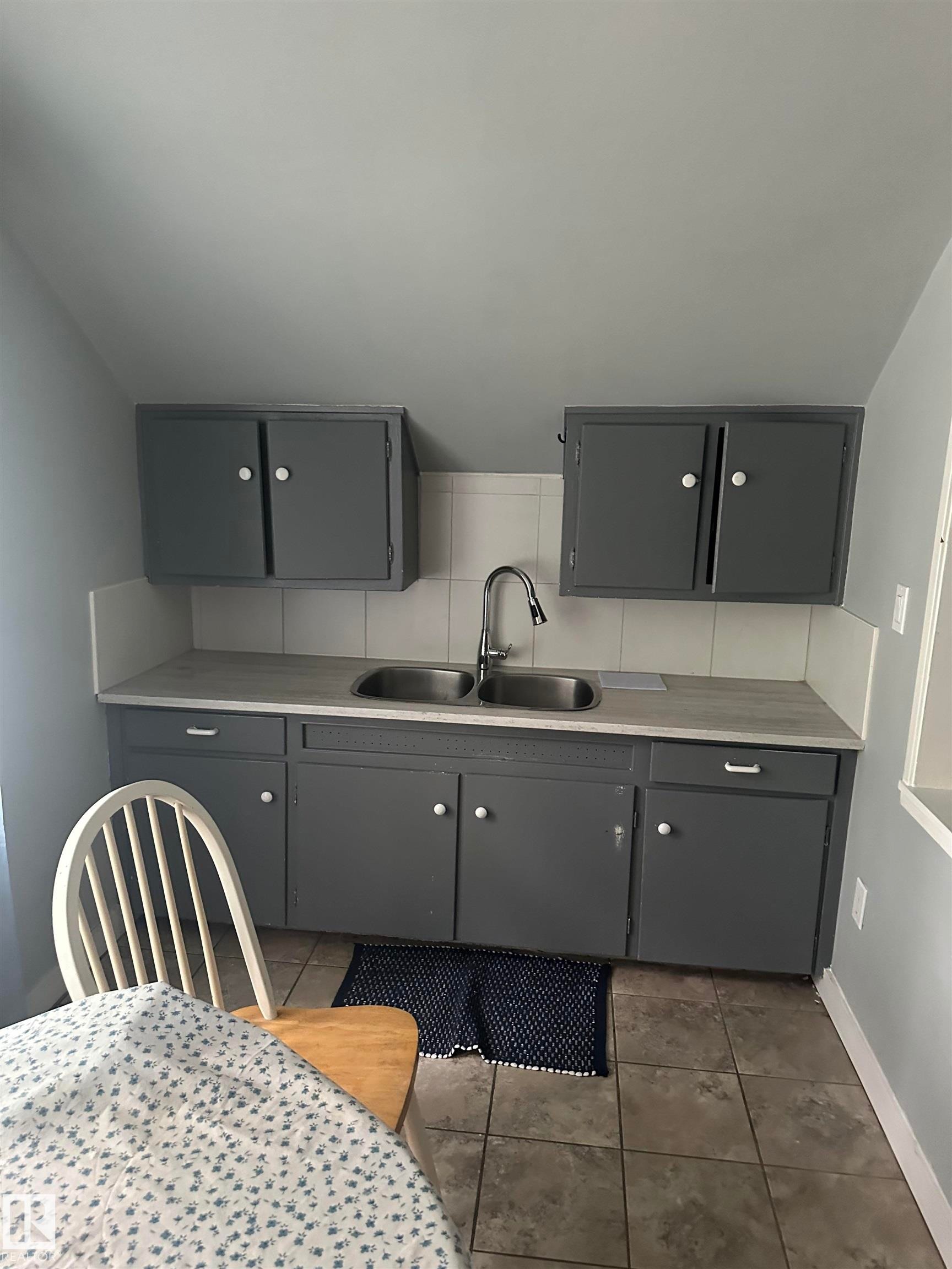 Kitchen Cabinets - 11618 89 Street Nw, Edmonton, AB - Indoor