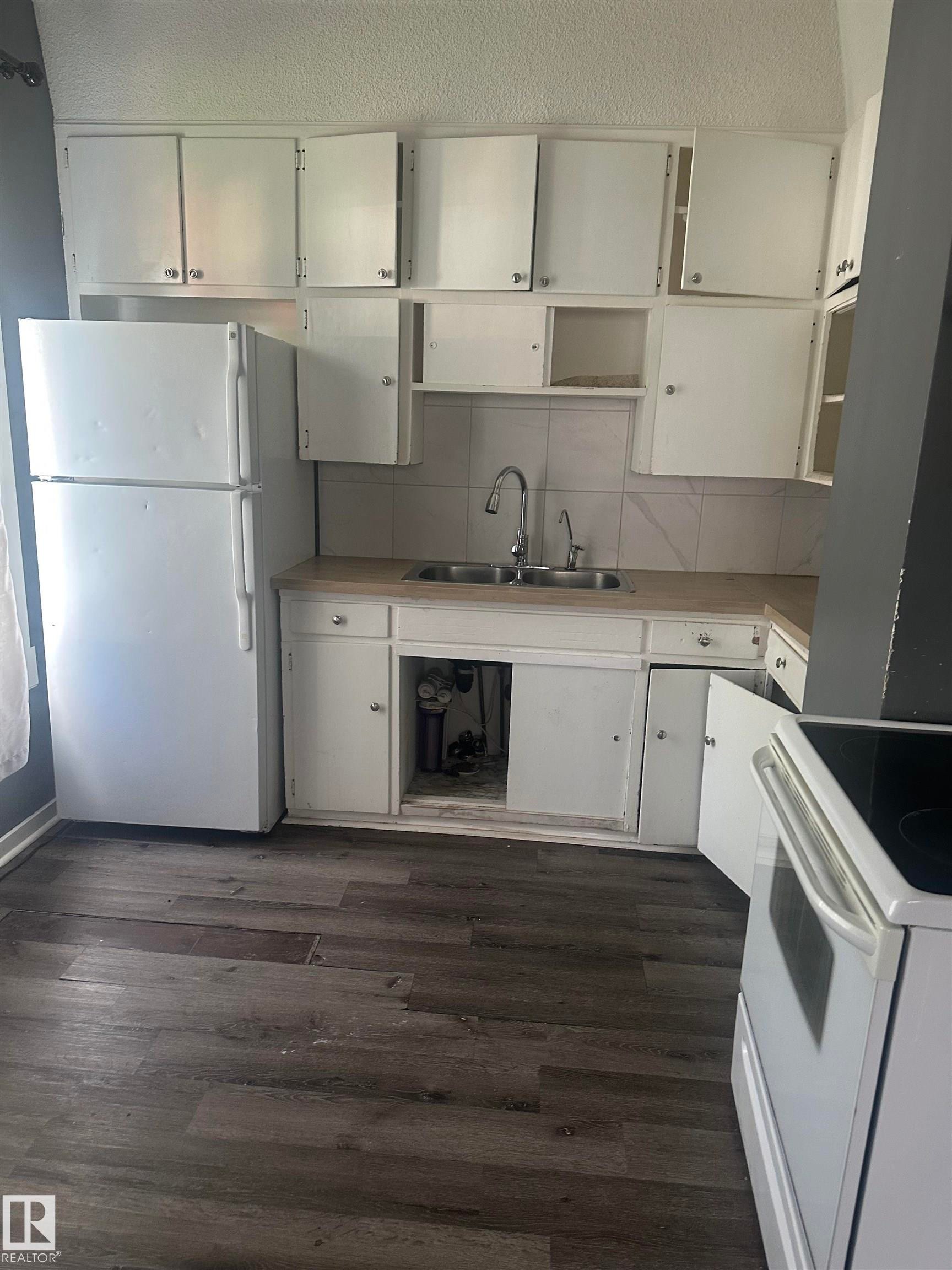 Main floor - 11618 89 Street Nw, Edmonton, AB - Indoor Photo Showing Kitchen With Double Sink