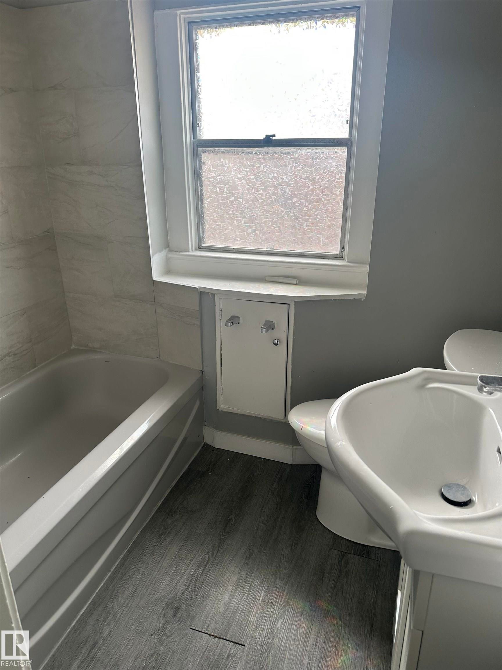 Upstairs suite - 11618 89 Street Nw, Edmonton, AB - Indoor Photo Showing Bathroom