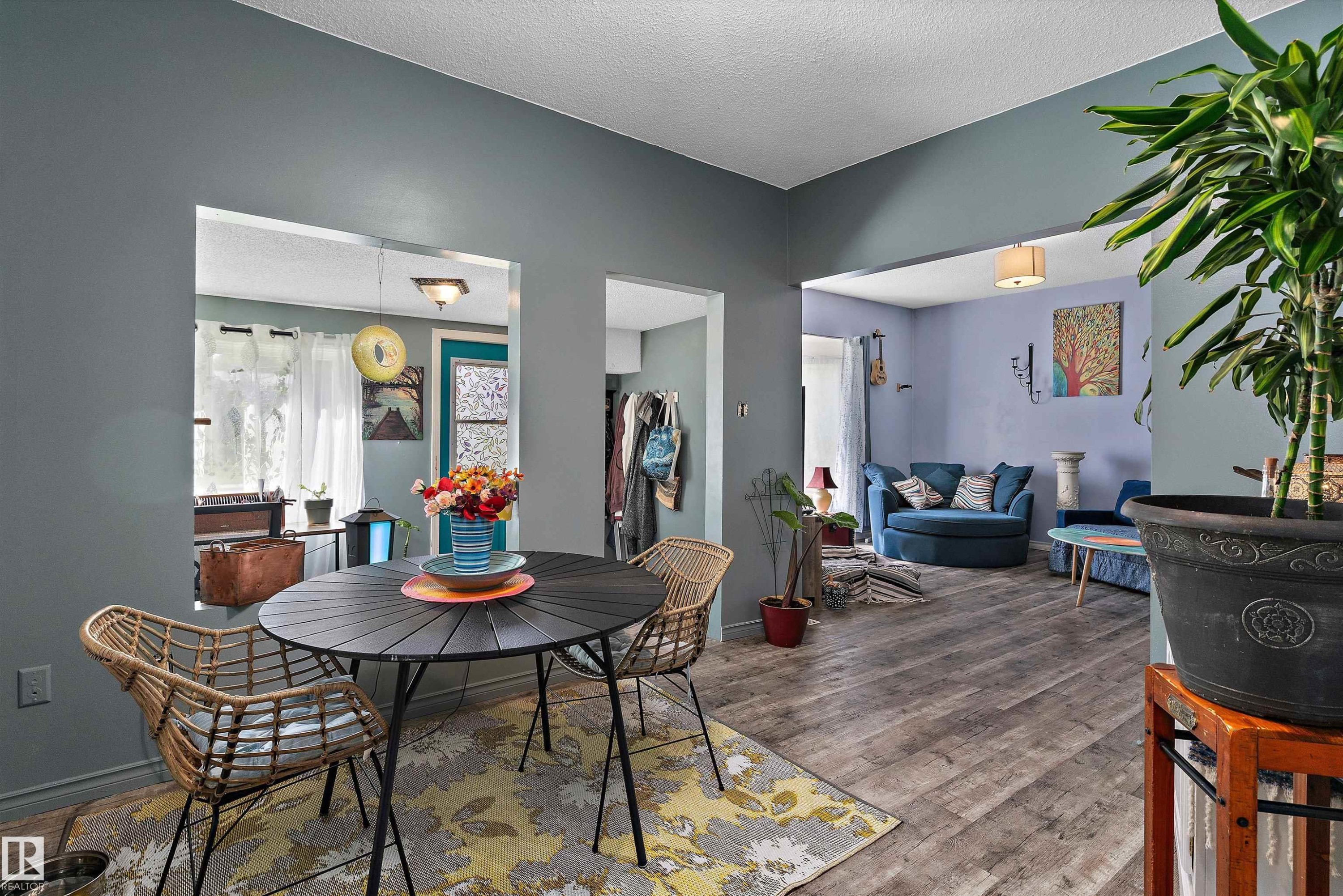 Distressed wood-finish flooring throughout - 5404 45 Avenue, Wetaskiwin, AB - Indoor