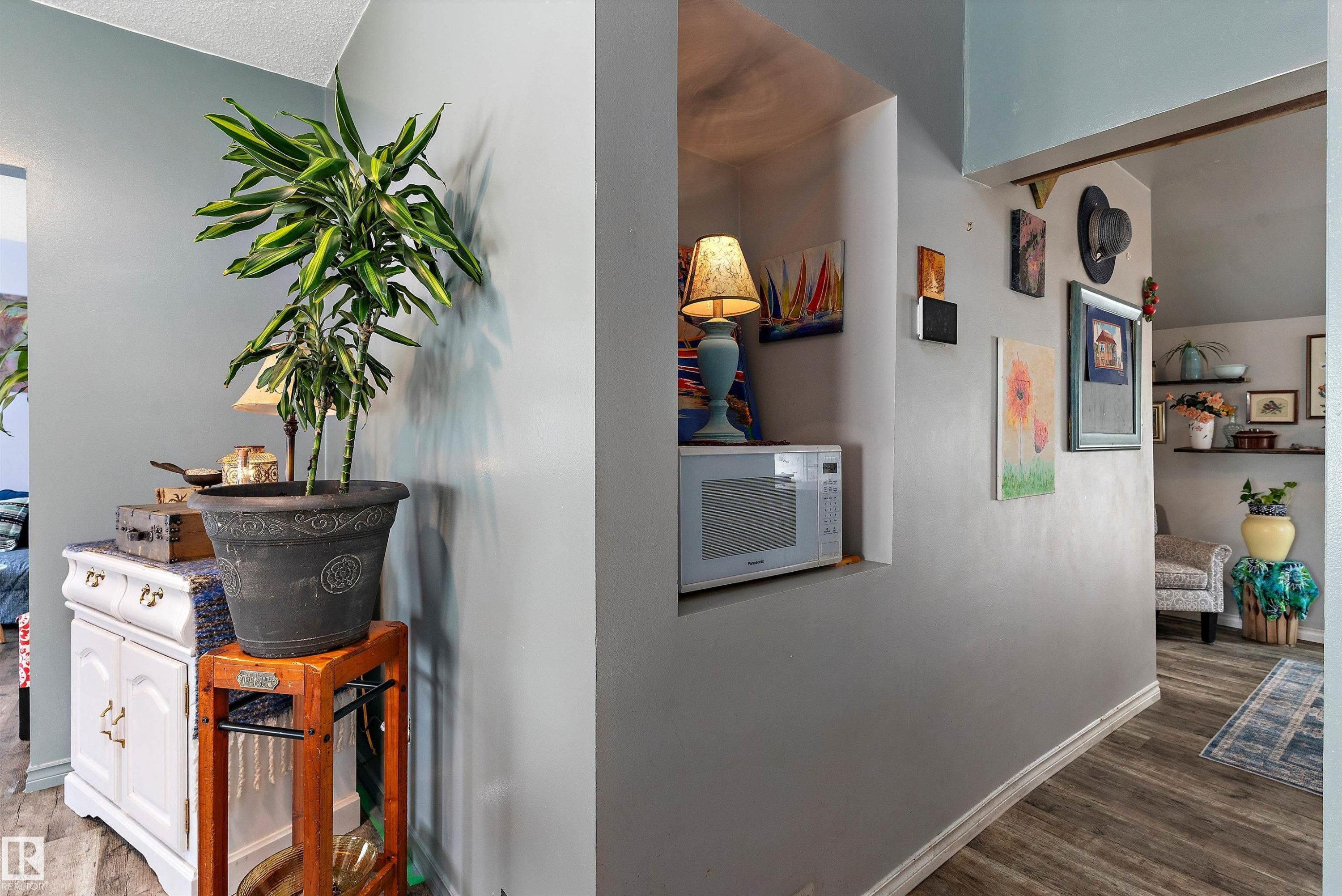 Integrated wall niche, wood-finish flooring, and built-in shelving - 5404 45 Avenue, Wetaskiwin, AB - Indoor Photo Showing Other Room