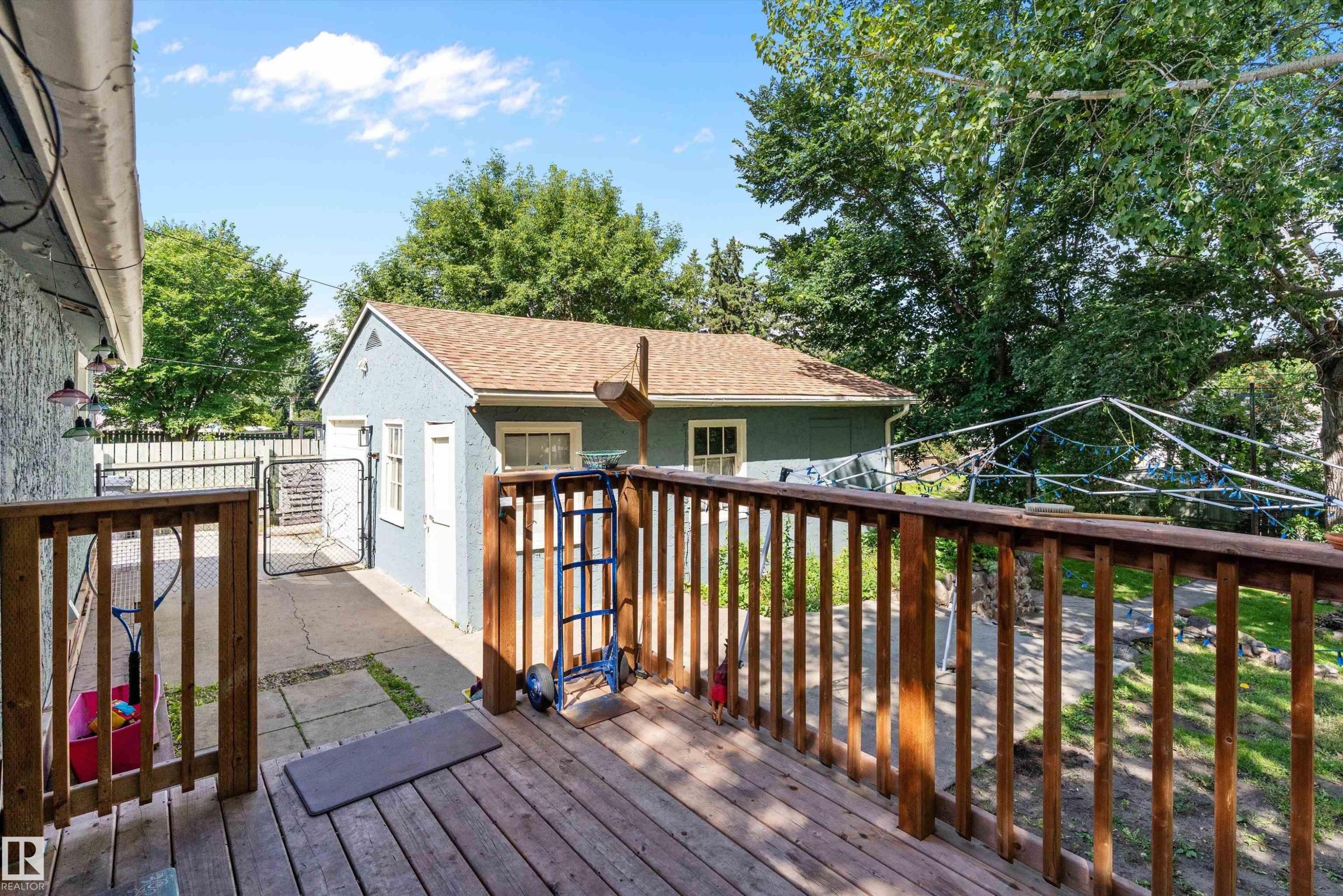 Wood deck with baluster railing - 5404 45 Avenue, Wetaskiwin, AB - Outdoor With Deck Patio Veranda With Exterior