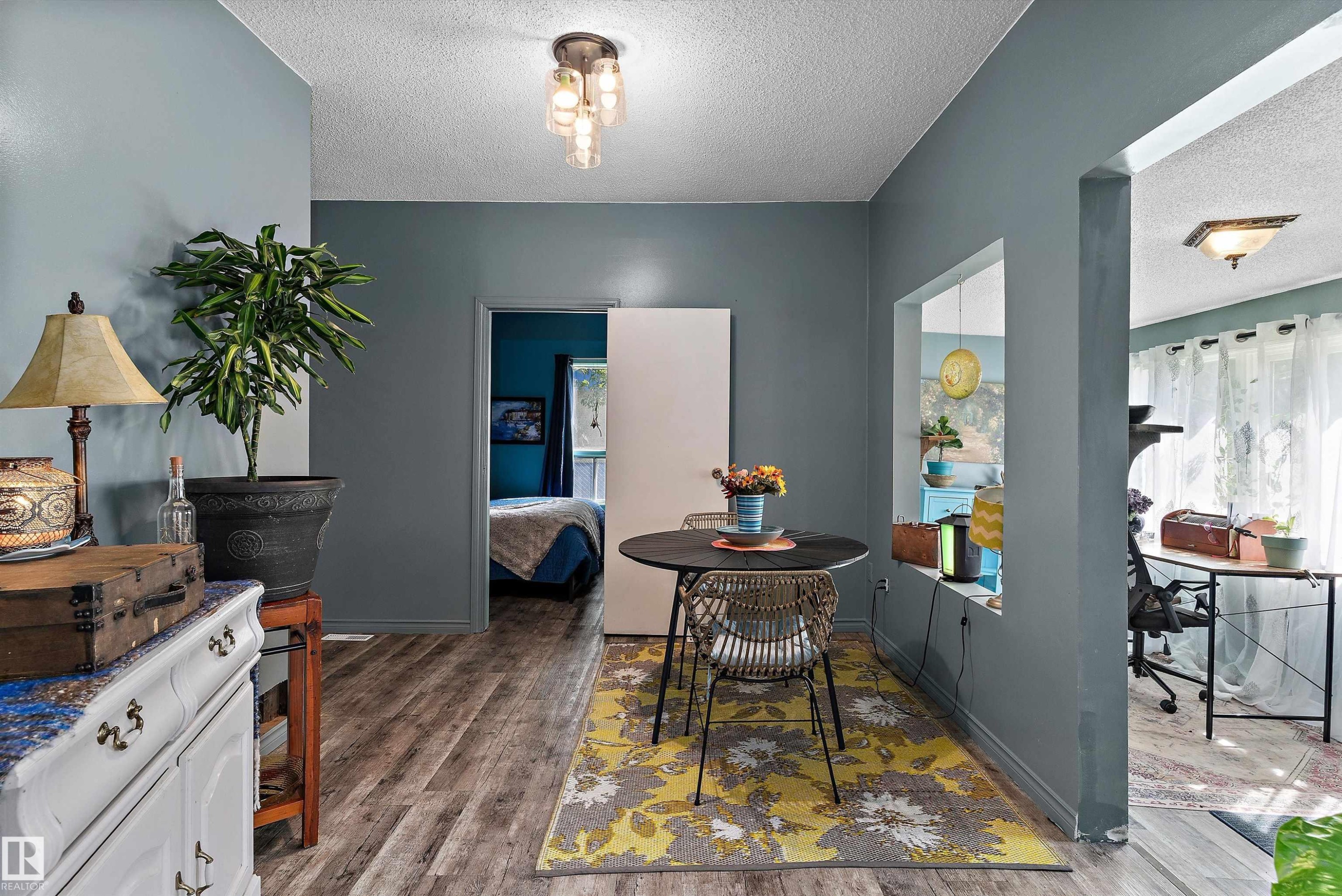 Wood-finish flooring throughout - 5404 45 Avenue, Wetaskiwin, AB - Indoor