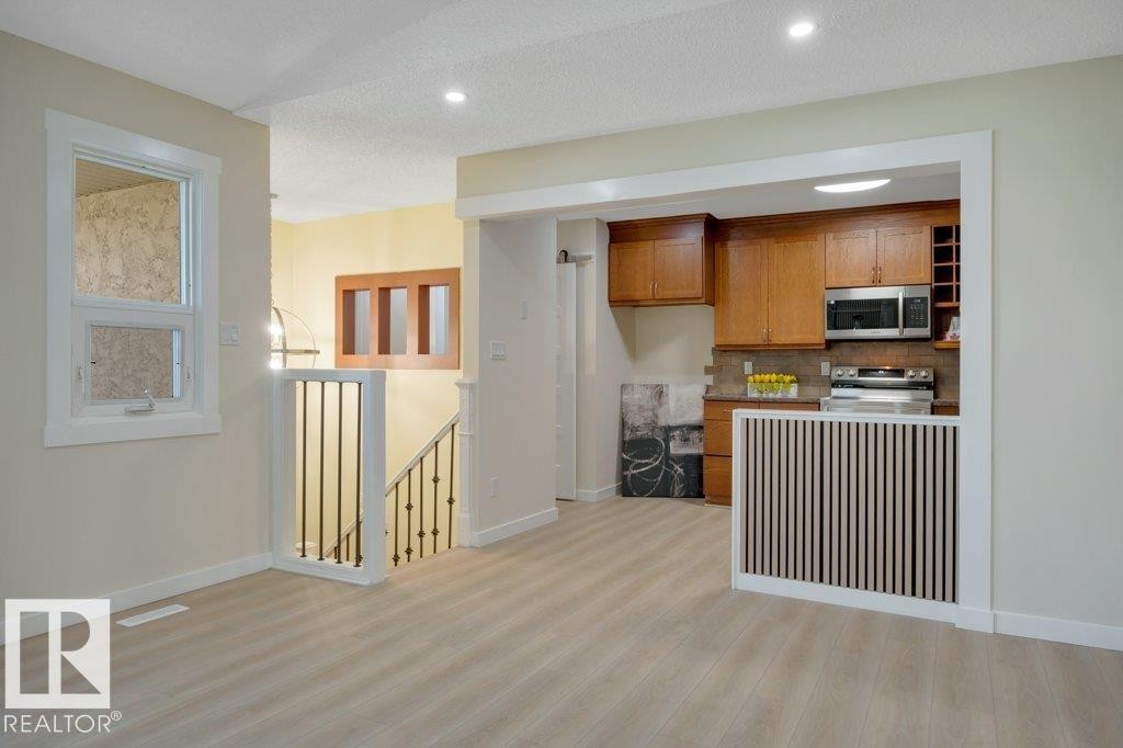 633 Willow Crest Nw, Edmonton, AB - Indoor Photo Showing Other Room