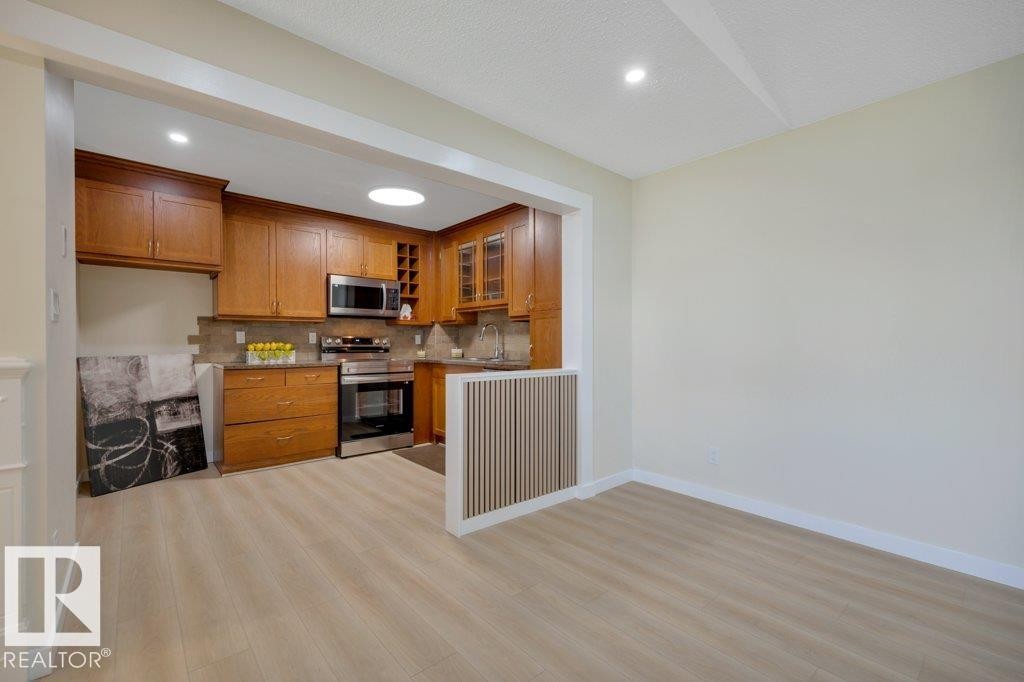 633 Willow Crest Nw, Edmonton, AB - Indoor Photo Showing Kitchen