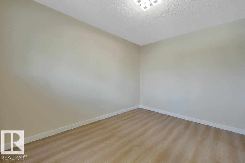633 Willow Crest Nw, Edmonton, AB - Indoor Photo Showing Other Room