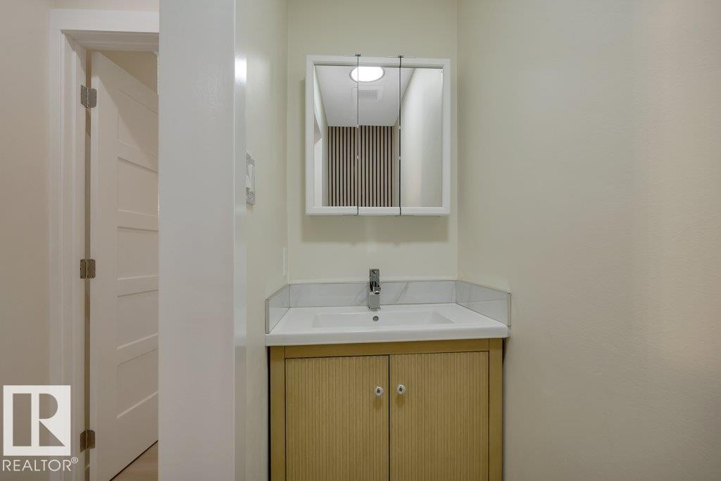 633 Willow Crest Nw, Edmonton, AB - Indoor Photo Showing Bathroom