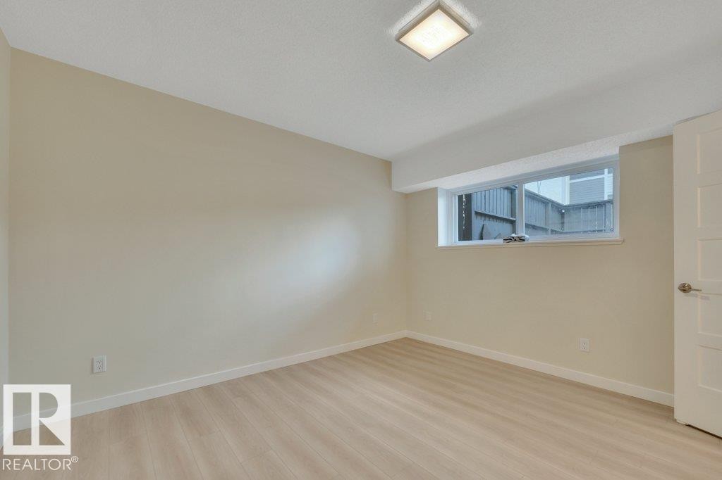 633 Willow Crest Nw, Edmonton, AB - Indoor Photo Showing Other Room