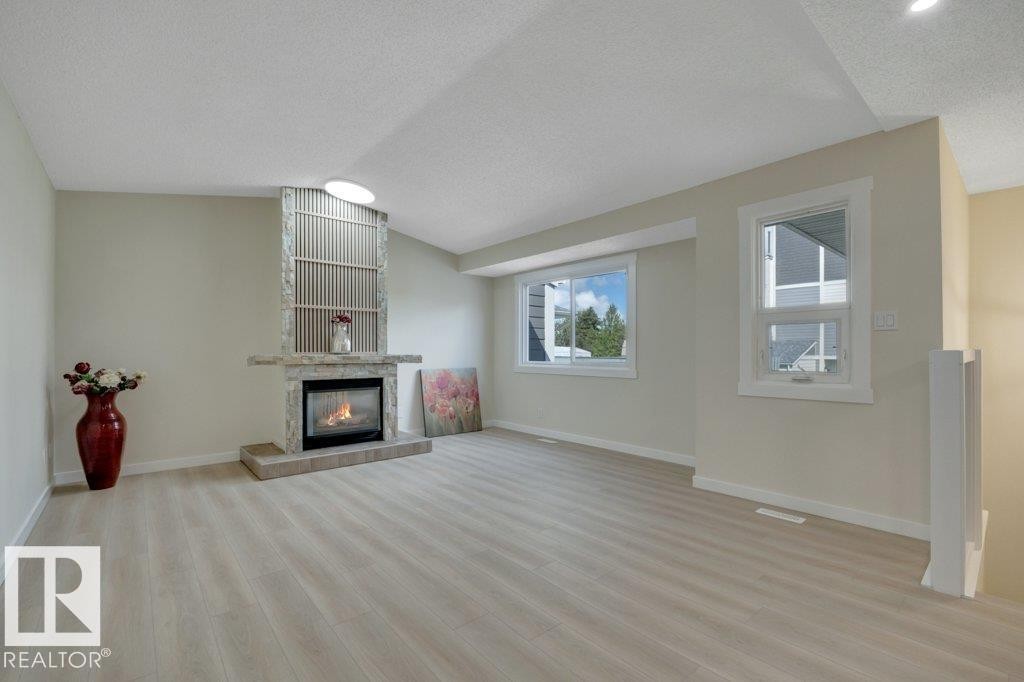 633 Willow Crest Nw, Edmonton, AB - Indoor Photo Showing Living Room With Fireplace