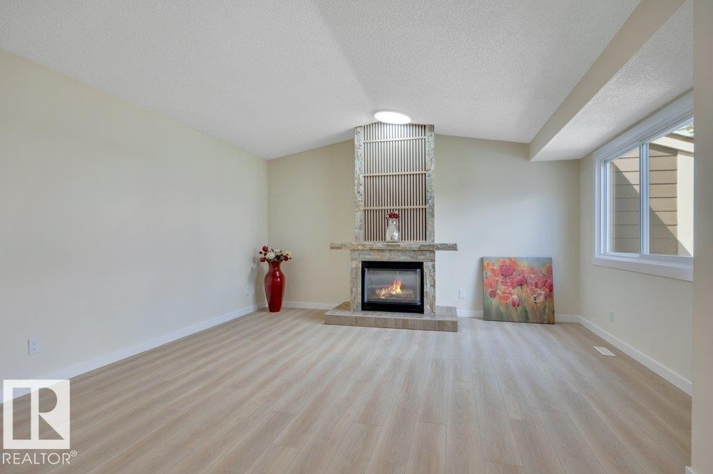 633 Willow Crest Nw, Edmonton, AB - Indoor Photo Showing Living Room With Fireplace