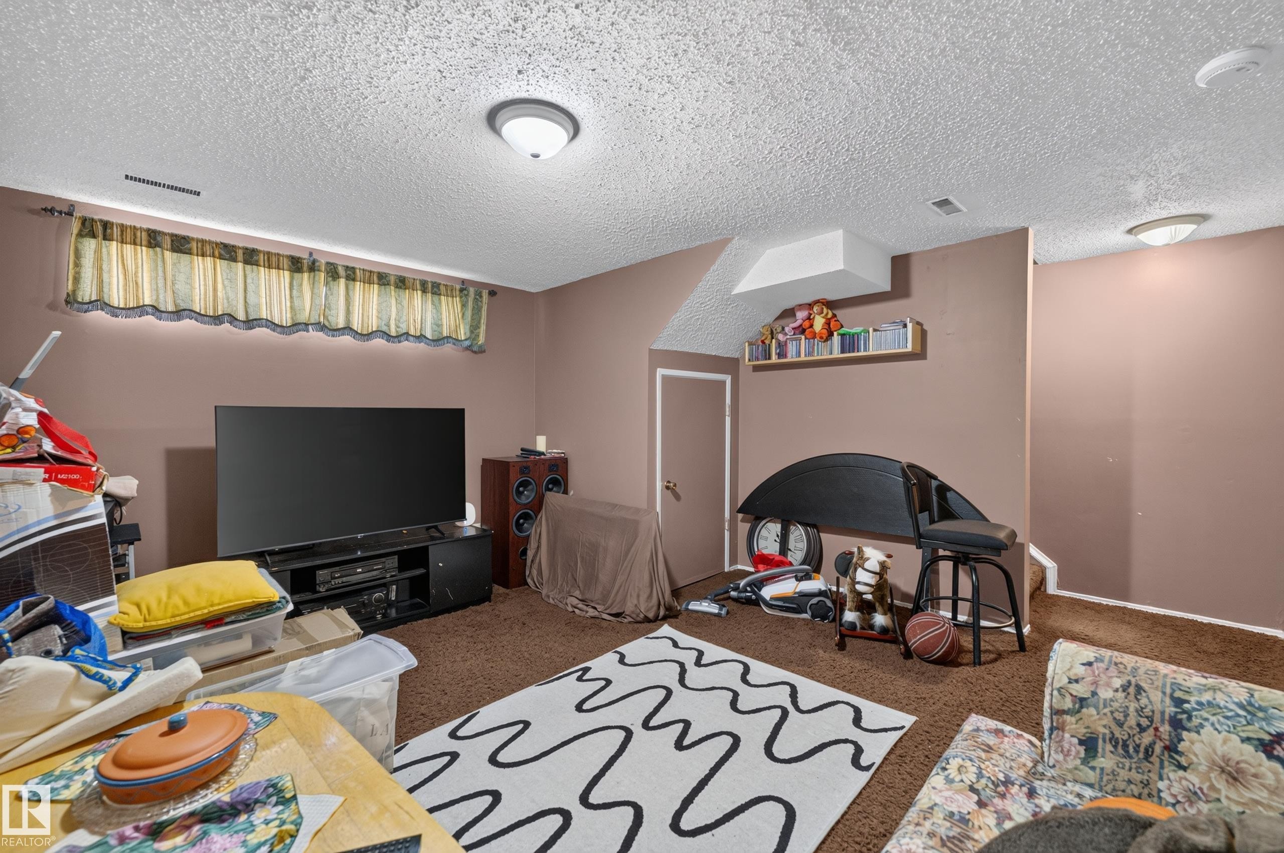 Carpeted flooring, neutral wall tones, flush-mount ceiling lighting, and a built-in wall shelf - 18247 93 Avenue Nw, Edmonton, AB - Indoor