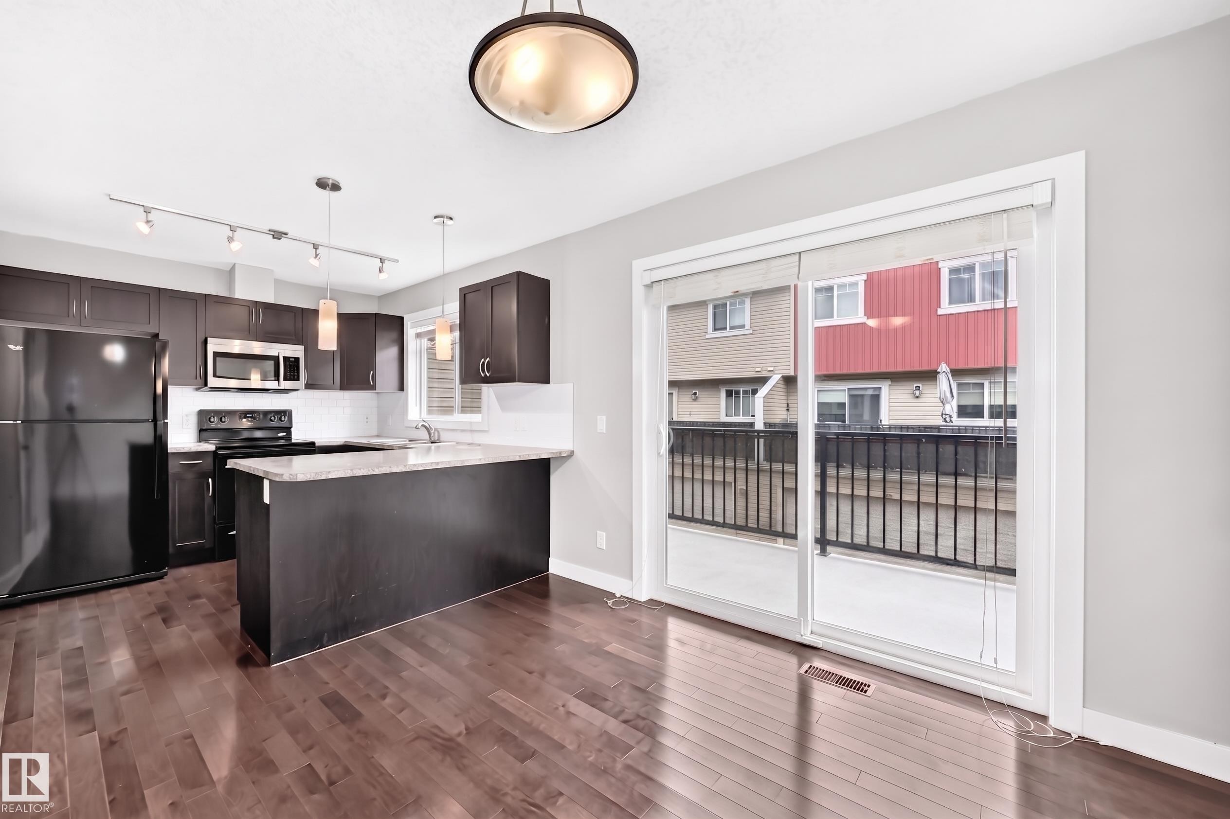 #73 9535 217 St Nw, Edmonton, AB - Indoor Photo Showing Kitchen
