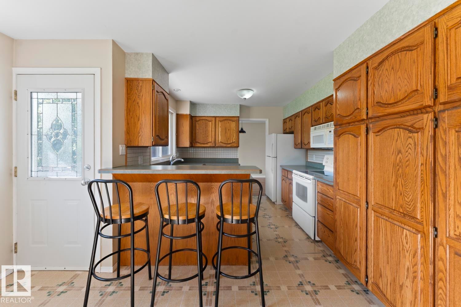 315 Lakeshore Drive, Cold Lake, AB - Indoor Photo Showing Kitchen