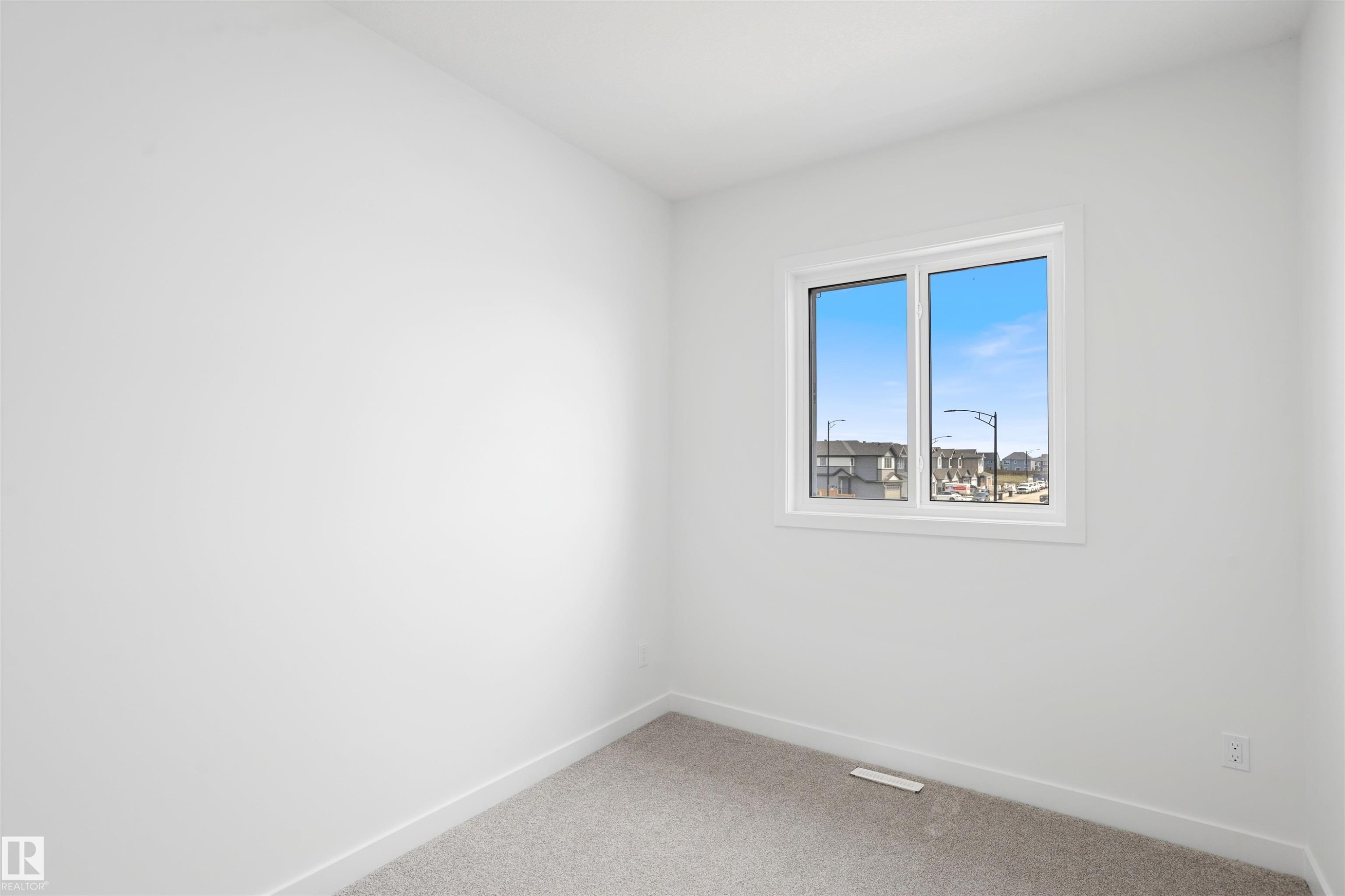 1563 211 Street Nw, Edmonton, AB - Indoor Photo Showing Other Room