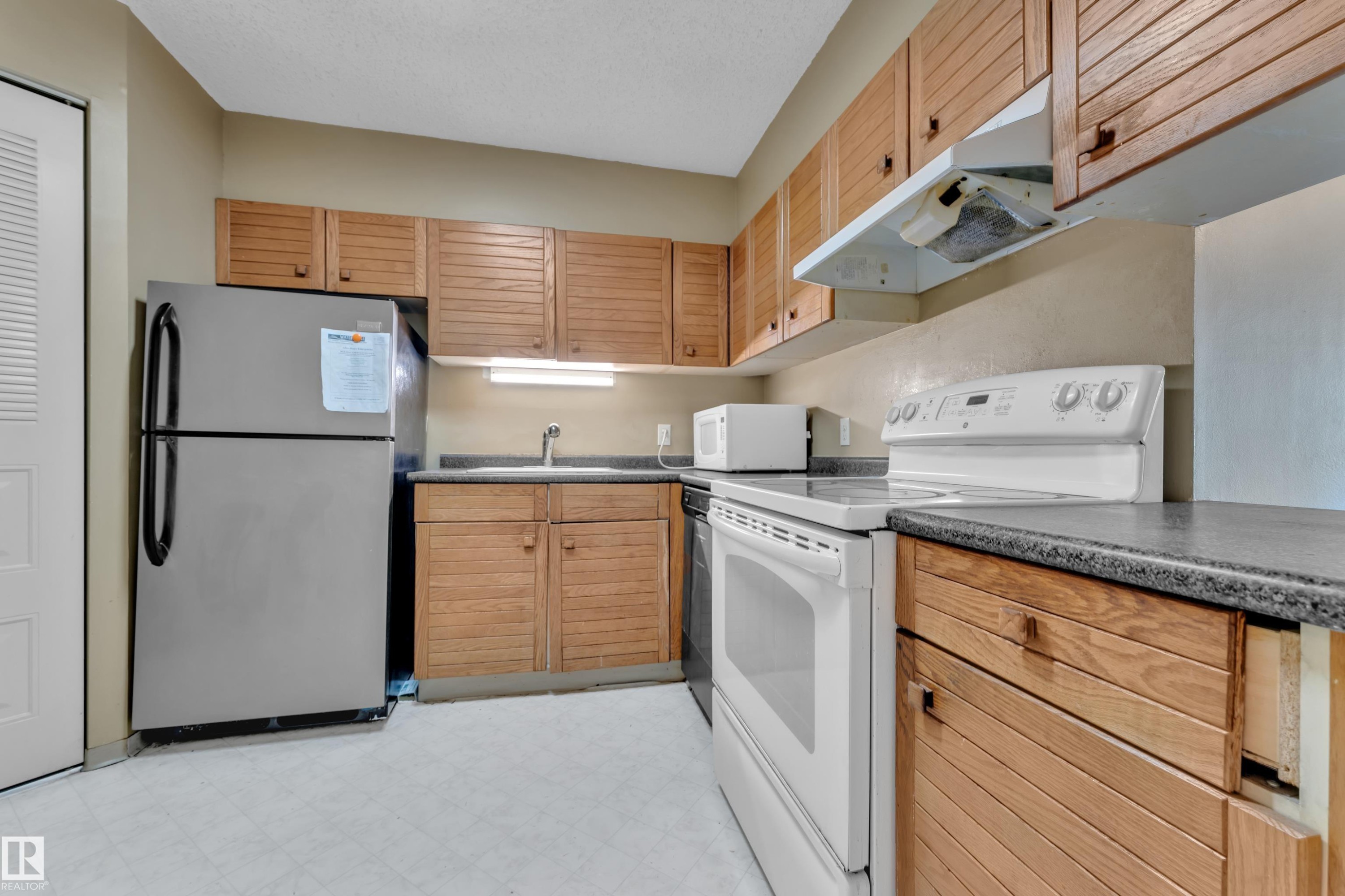 #608 10149 Saskatchewan Dr Nw, Edmonton, AB - Indoor Photo Showing Kitchen