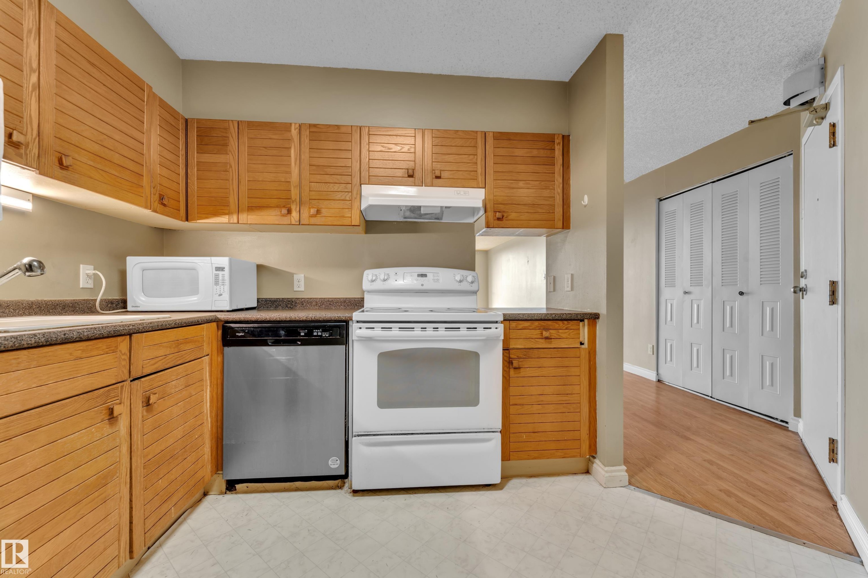 #608 10149 Saskatchewan Dr Nw, Edmonton, AB - Indoor Photo Showing Kitchen