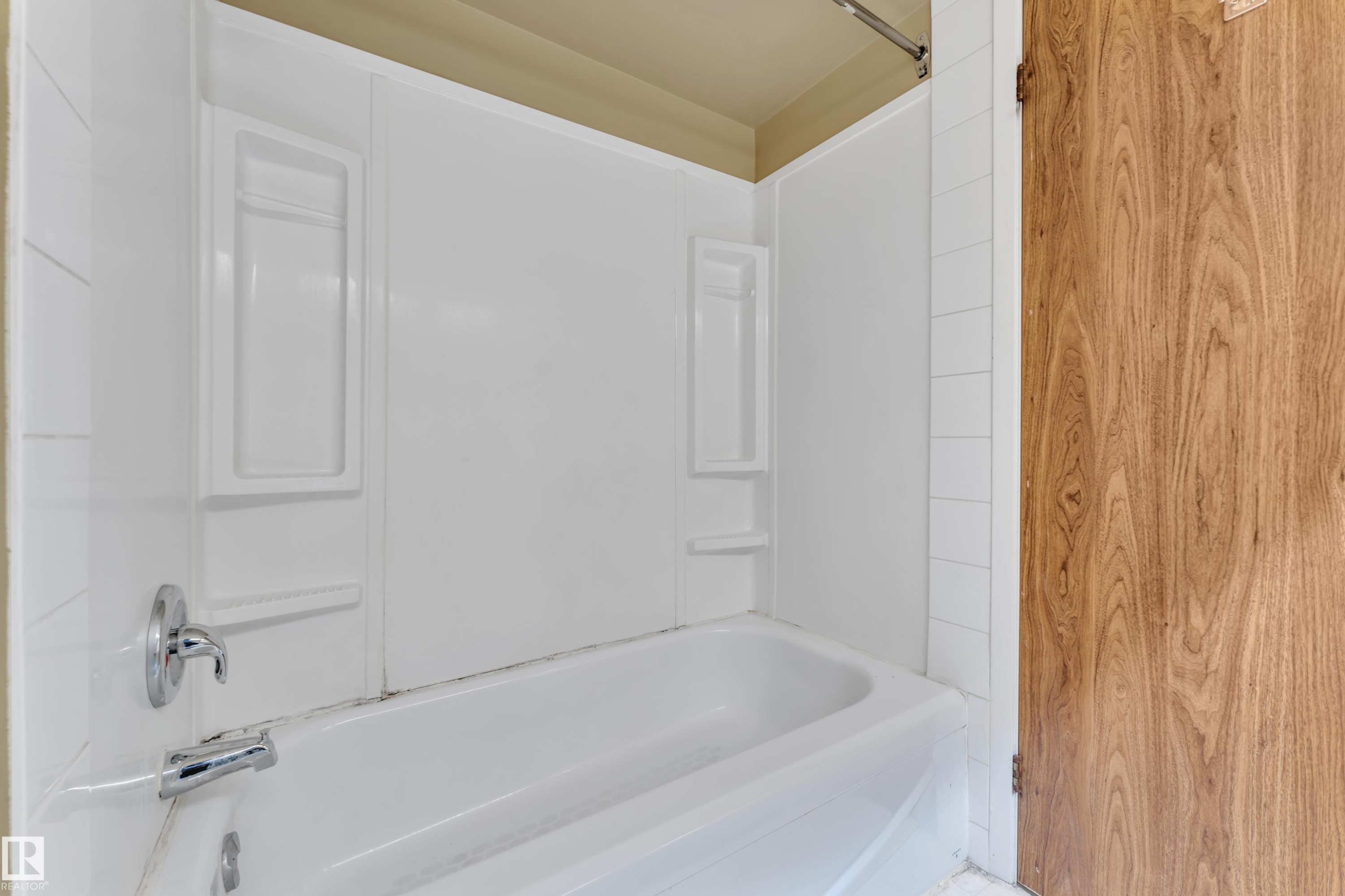 #608 10149 Saskatchewan Dr Nw, Edmonton, AB - Indoor Photo Showing Bathroom