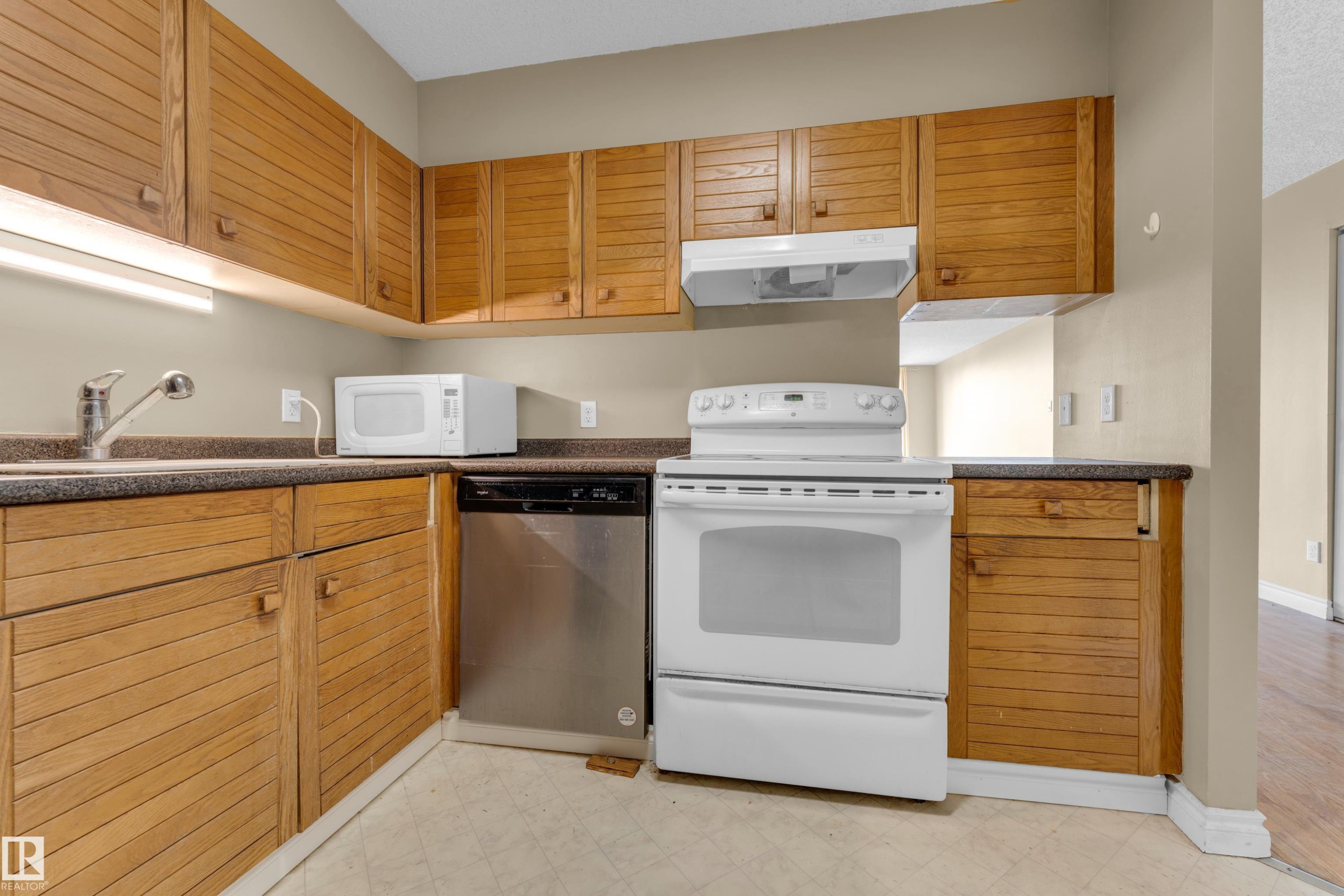 #608 10149 Saskatchewan Dr Nw, Edmonton, AB - Indoor Photo Showing Kitchen