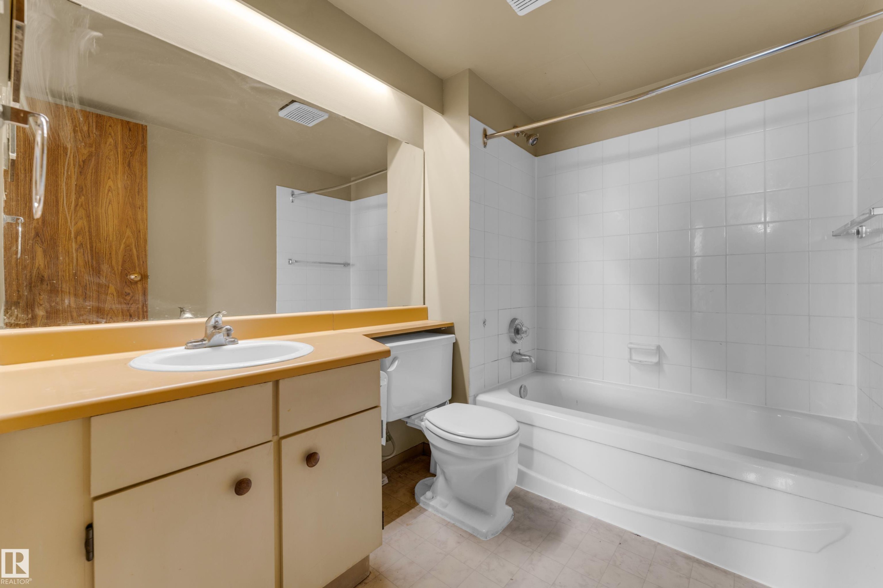 #608 10149 Saskatchewan Dr Nw, Edmonton, AB - Indoor Photo Showing Bathroom