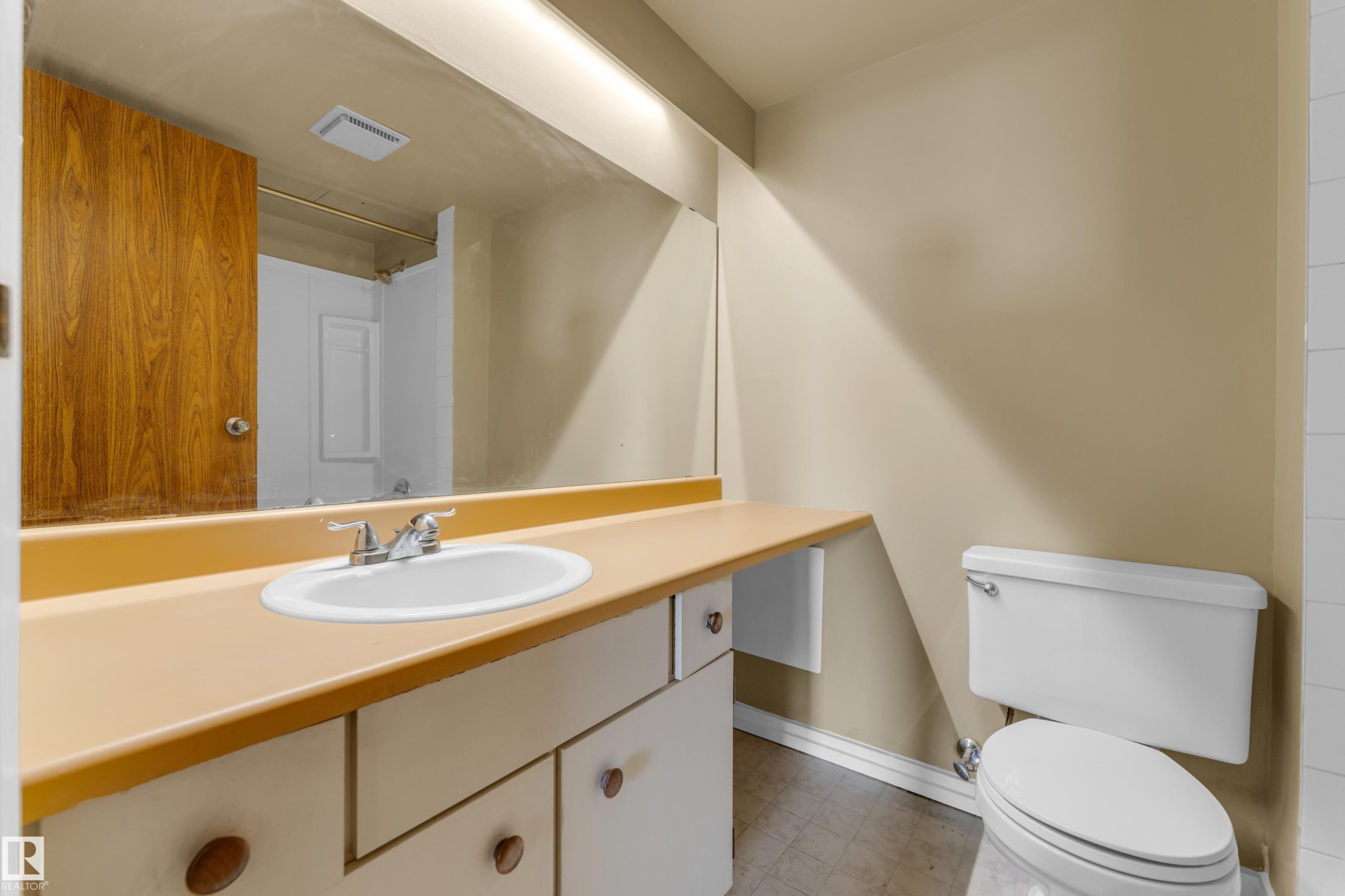 #608 10149 Saskatchewan Dr Nw, Edmonton, AB - Indoor Photo Showing Bathroom