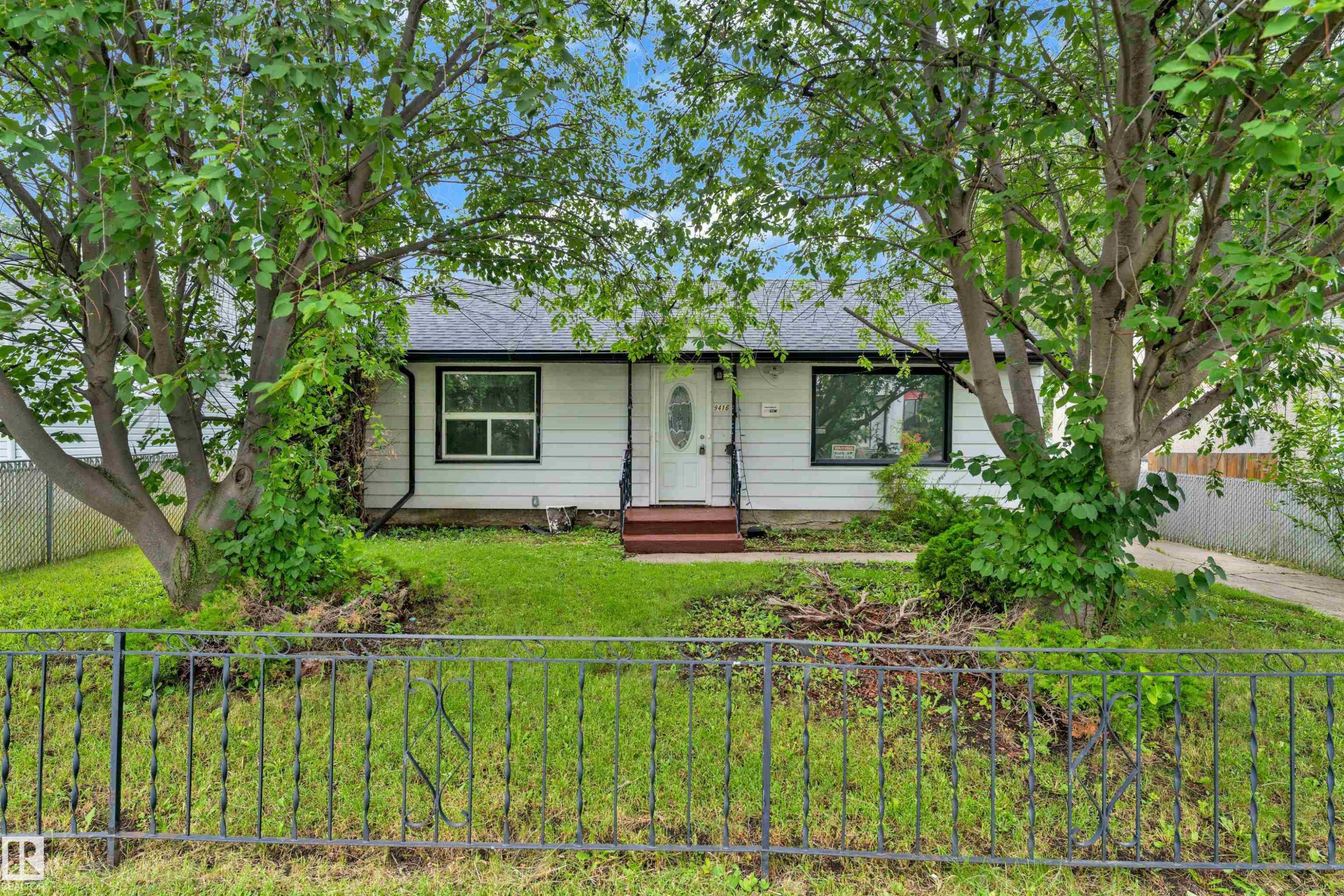 Single-story residence featuring white siding and a dark shingle roof - 9416 153 Street Nw, Edmonton, AB - Outdoor
