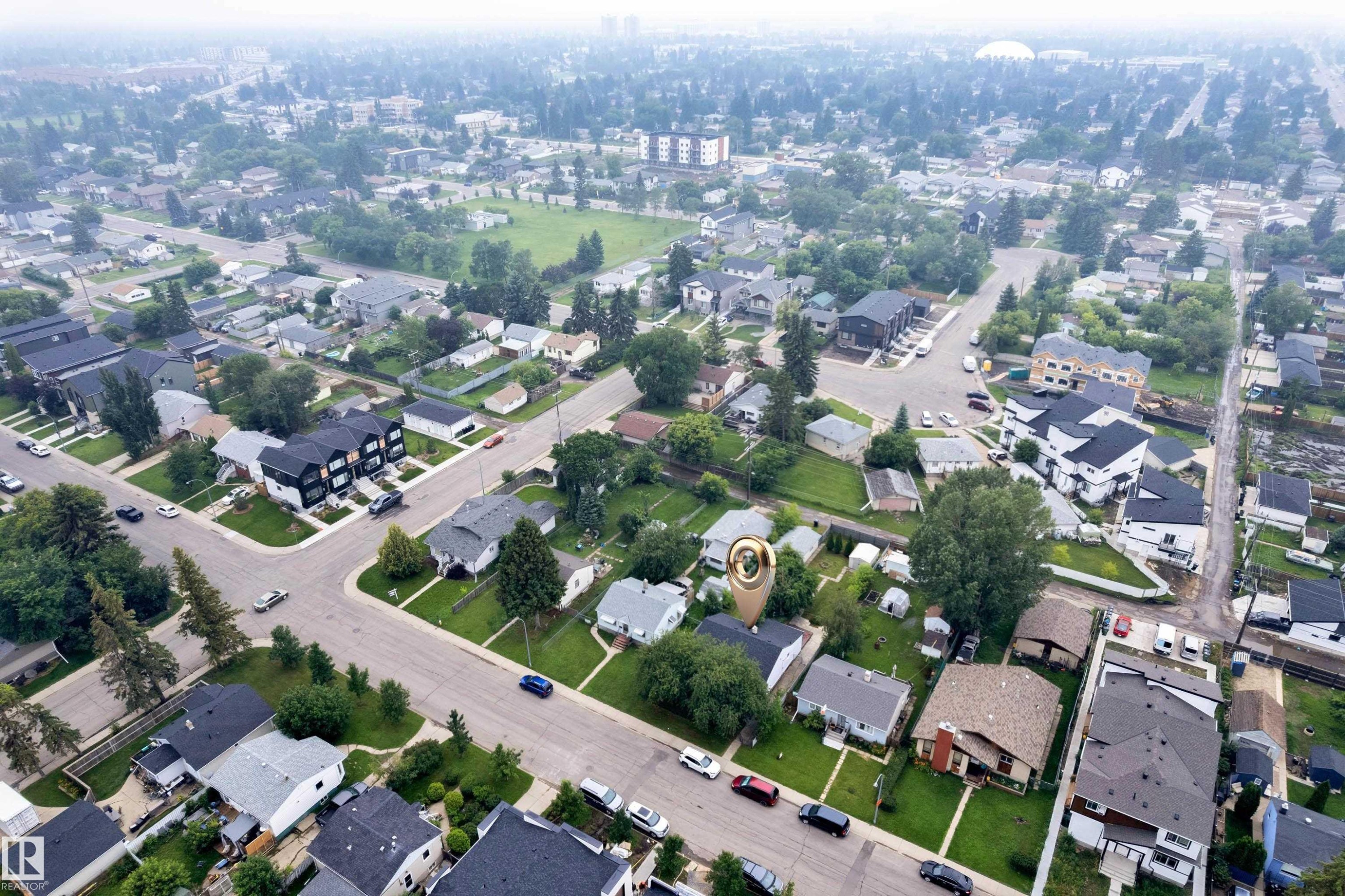 Residential neighborhood featuring a mix of housing styles and established trees - 9416 153 Street Nw, Edmonton, AB - Outdoor With View