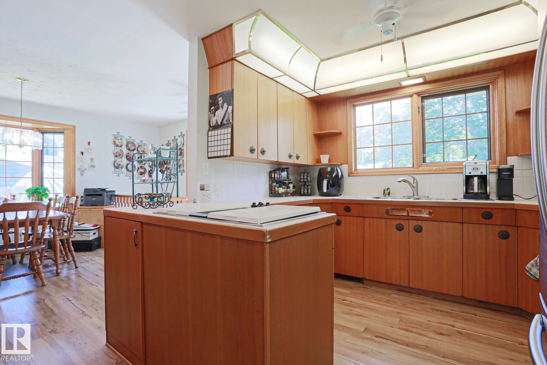 77 Sunset Boulevard, St. Albert, AB - Indoor Photo Showing Kitchen With Double Sink