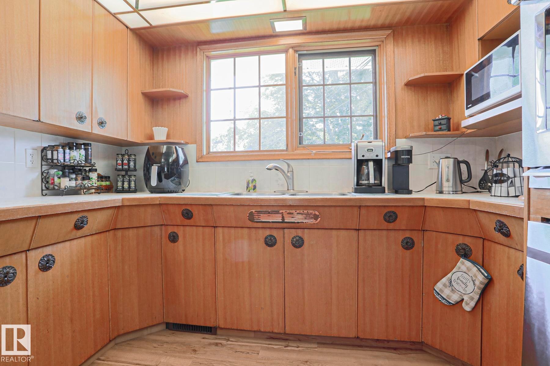 77 Sunset Boulevard, St. Albert, AB - Indoor Photo Showing Kitchen With Double Sink