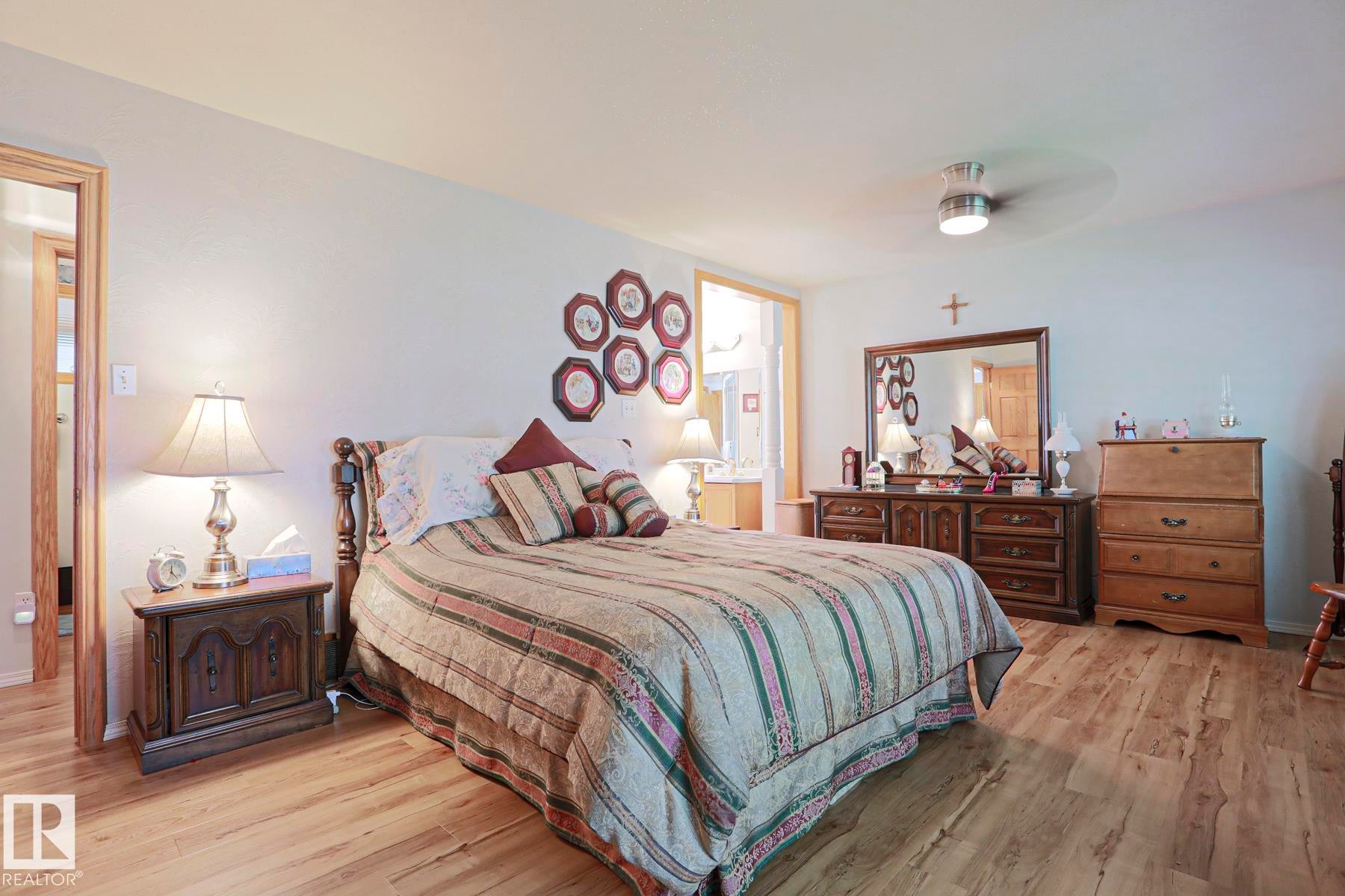 77 Sunset Boulevard, St. Albert, AB - Indoor Photo Showing Bedroom