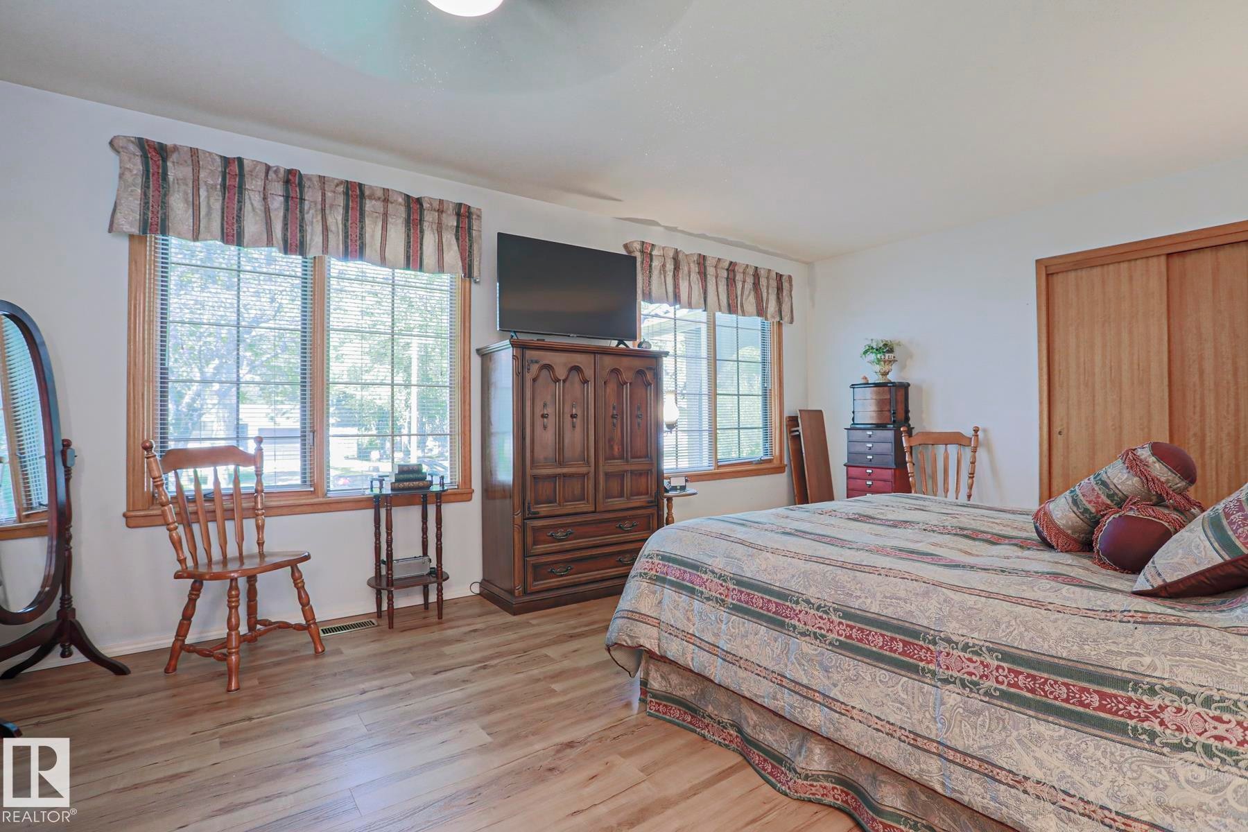 77 Sunset Boulevard, St. Albert, AB - Indoor Photo Showing Bedroom