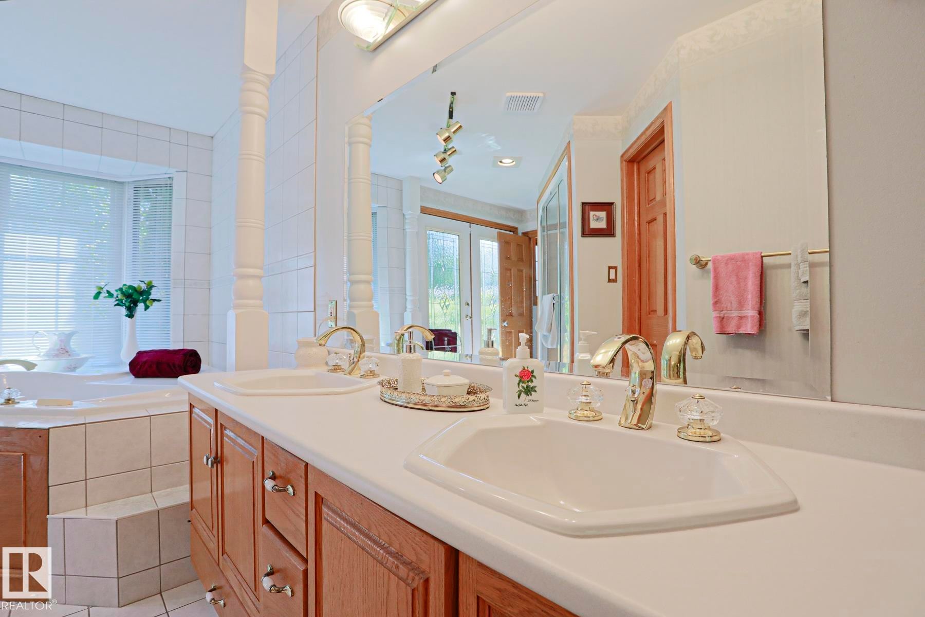 77 Sunset Boulevard, St. Albert, AB - Indoor Photo Showing Bathroom