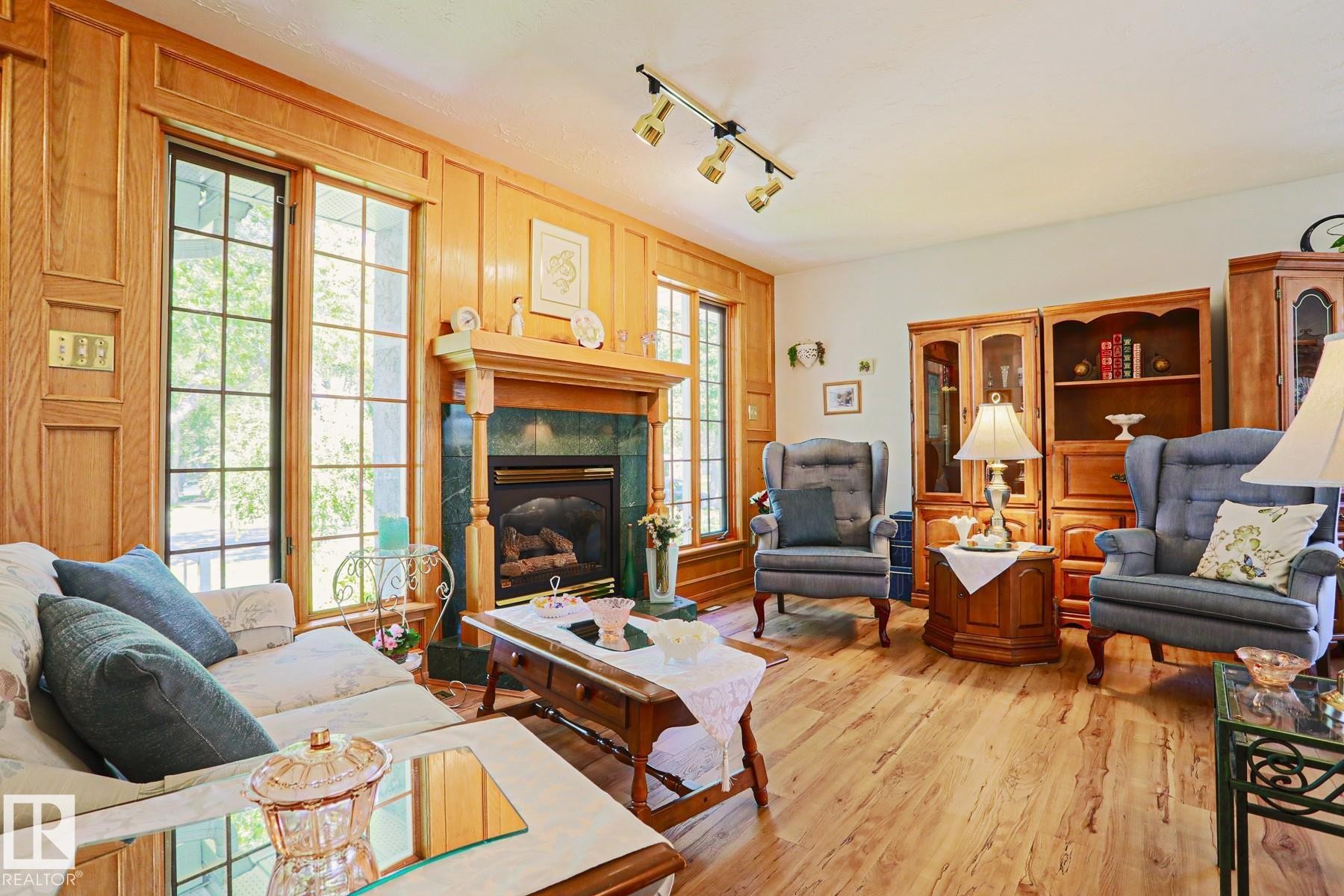 77 Sunset Boulevard, St. Albert, AB - Indoor Photo Showing Living Room With Fireplace