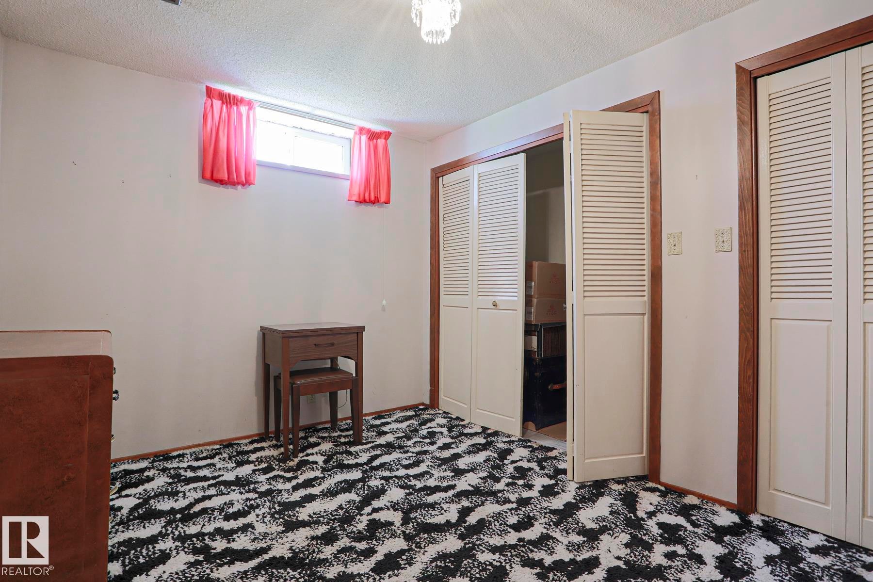 77 Sunset Boulevard, St. Albert, AB - Indoor Photo Showing Bedroom