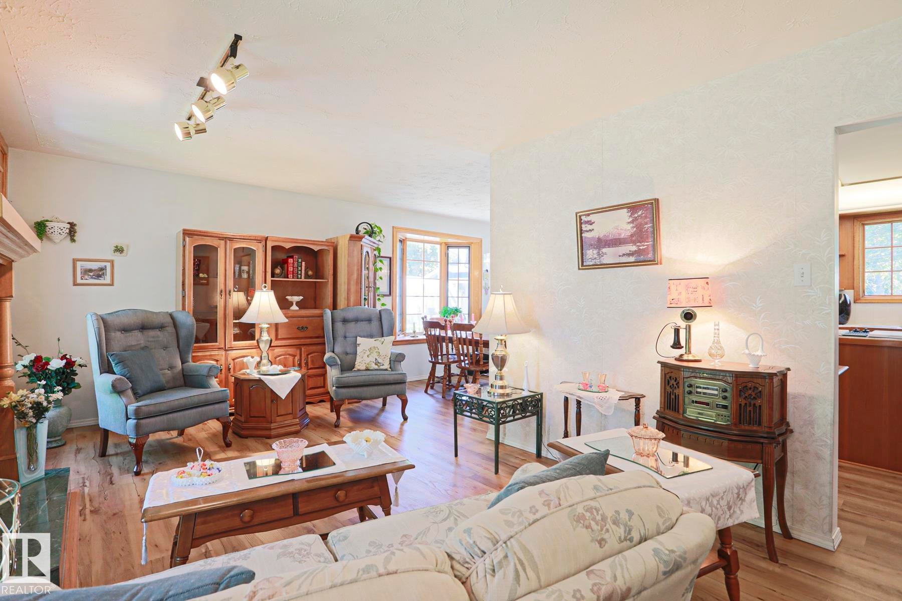 77 Sunset Boulevard, St. Albert, AB - Indoor Photo Showing Living Room