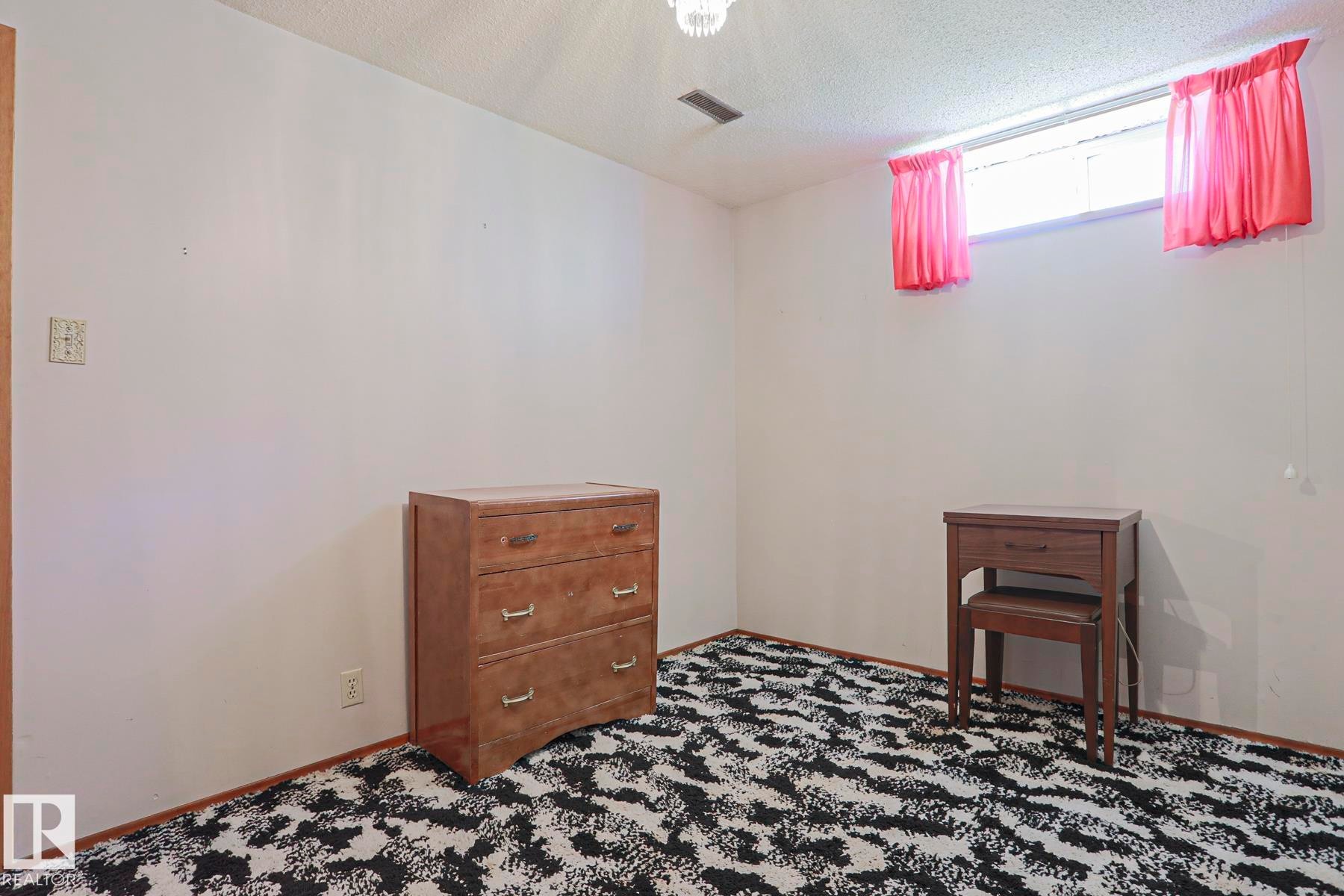 77 Sunset Boulevard, St. Albert, AB - Indoor Photo Showing Bedroom